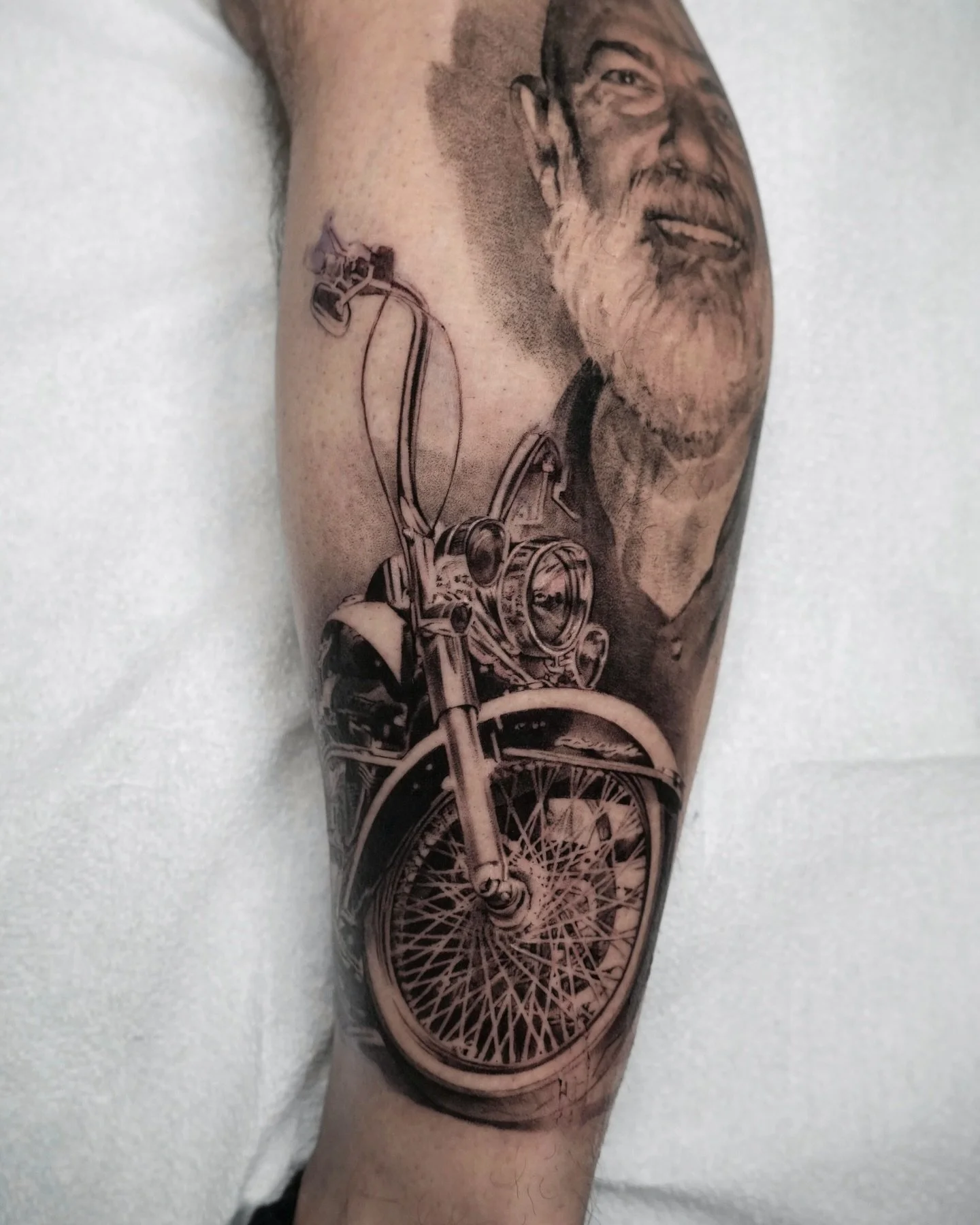 This how much we were able to get done in 8 hours . To be continued!
Inquiry link is in bio 👆
Done at @dot.creativegroup 

#tattoo #detailedtattoo #harleytattoo #legsleeve #photorealism