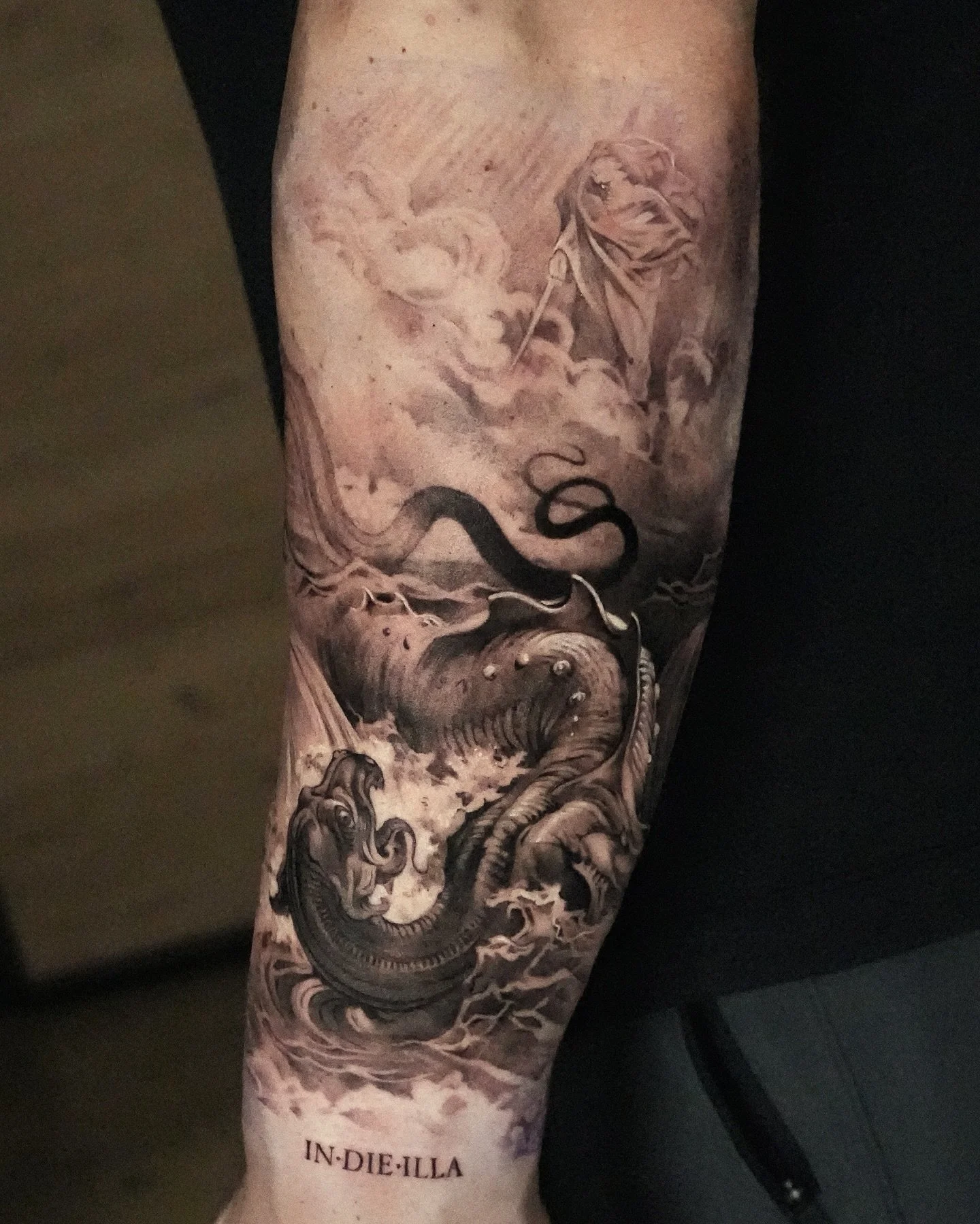 First session, 6.5-7 hours 🖤 can&rsquo;t wait to finish!

#armtattoo #detailedtattoo #firstsession #firsttattoo #awesometattoo