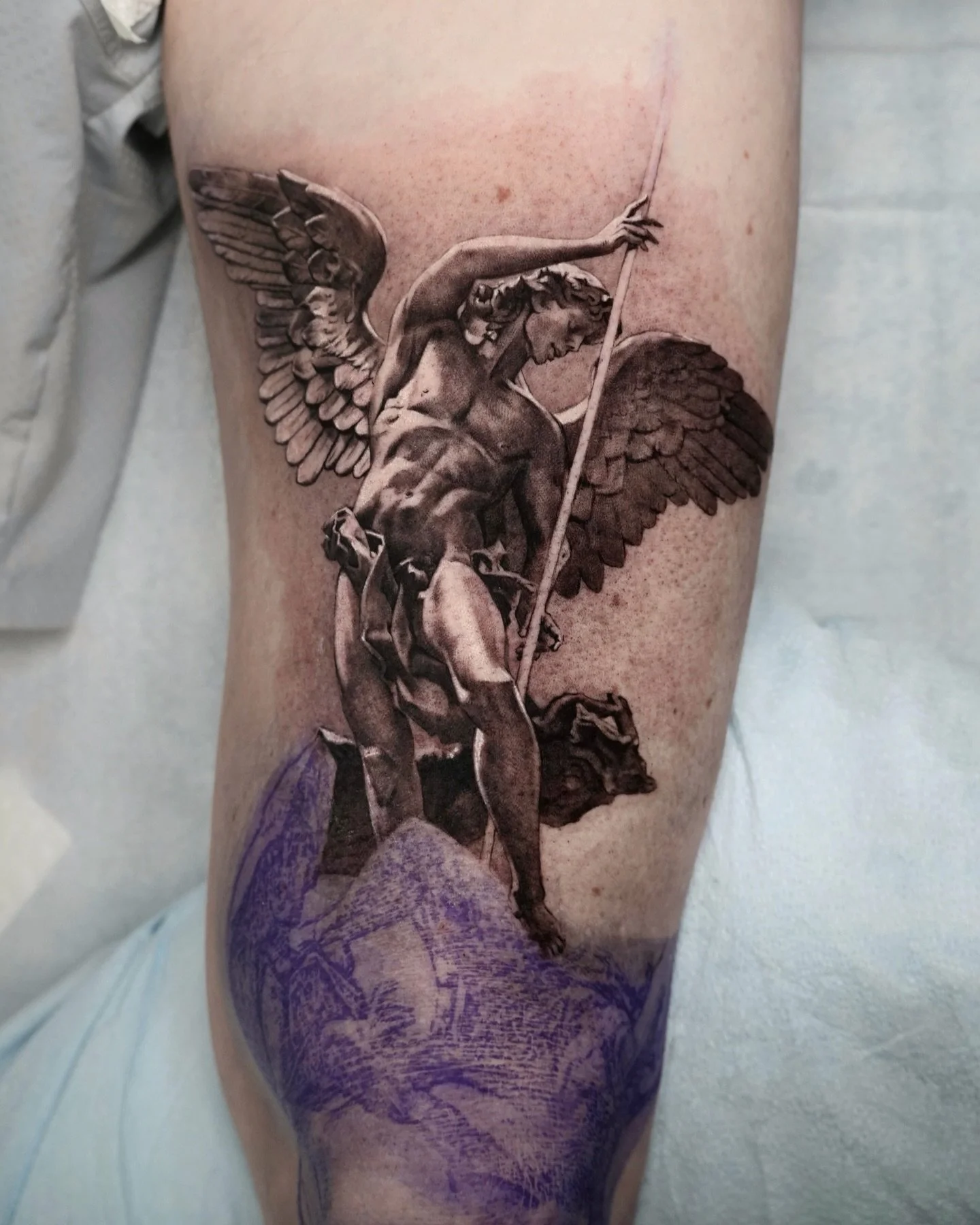 First season on St Michael the Archangel
 (original statue by Giuseppe Antonio Lomuscio from Vatican gardens)

#tattoo #detailedtattoo #sculpturetattoo #saintmichel #firstsession