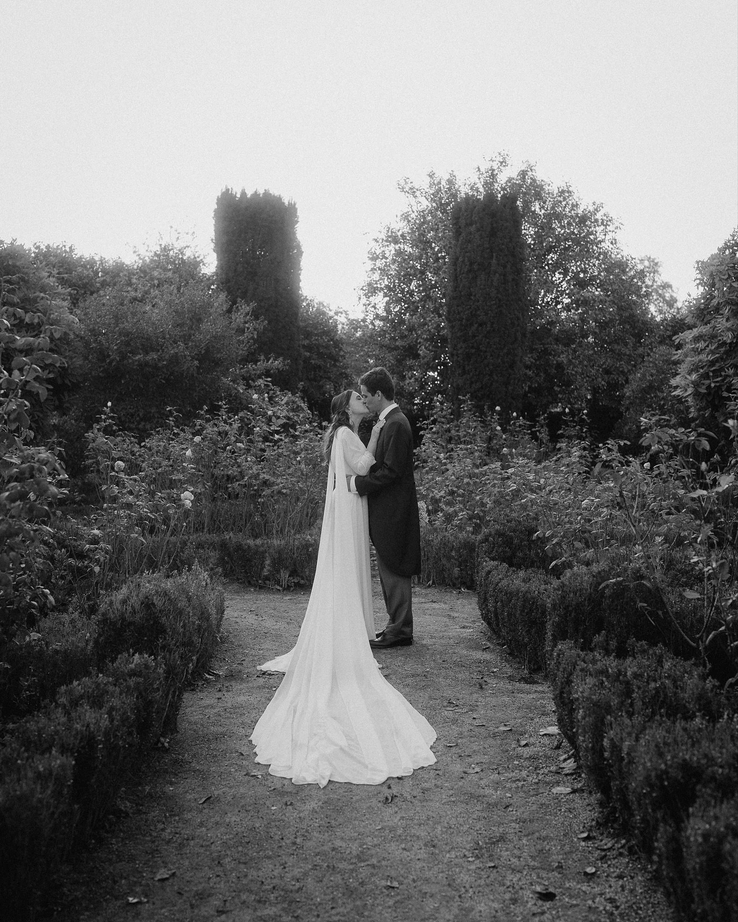 There&rsquo;s just something about autum weddings 🍂

Photography @filipemontesphotography 
WP @parautaevents 
Dress @alma_novia
Venue @casadevilaverde
MakeUp @prettyexquisitecom 
Hairstylist @joanadani3la 
Video @andrereis.pt
