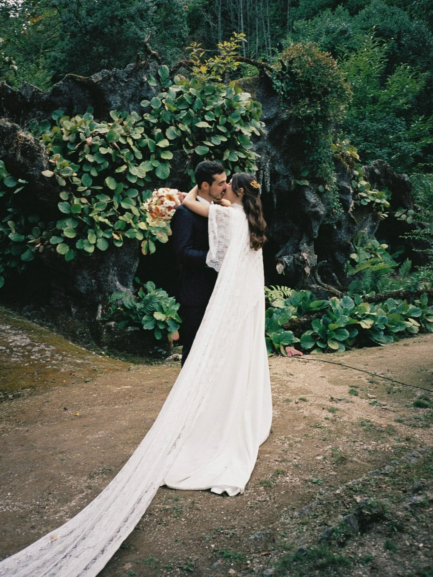 Analog vibe 🎞️ 

Photography @filipemontesphotography
Video @os_tais 
Hotel @thegrovehouses 
Wedding planning &amp; Decor @parquedapenha 
Venue @parquedapenha 
Stationary @mainacoeur 
Suit @boss
Watch @longines 
Jewellery @catavassalo
Earrings @port