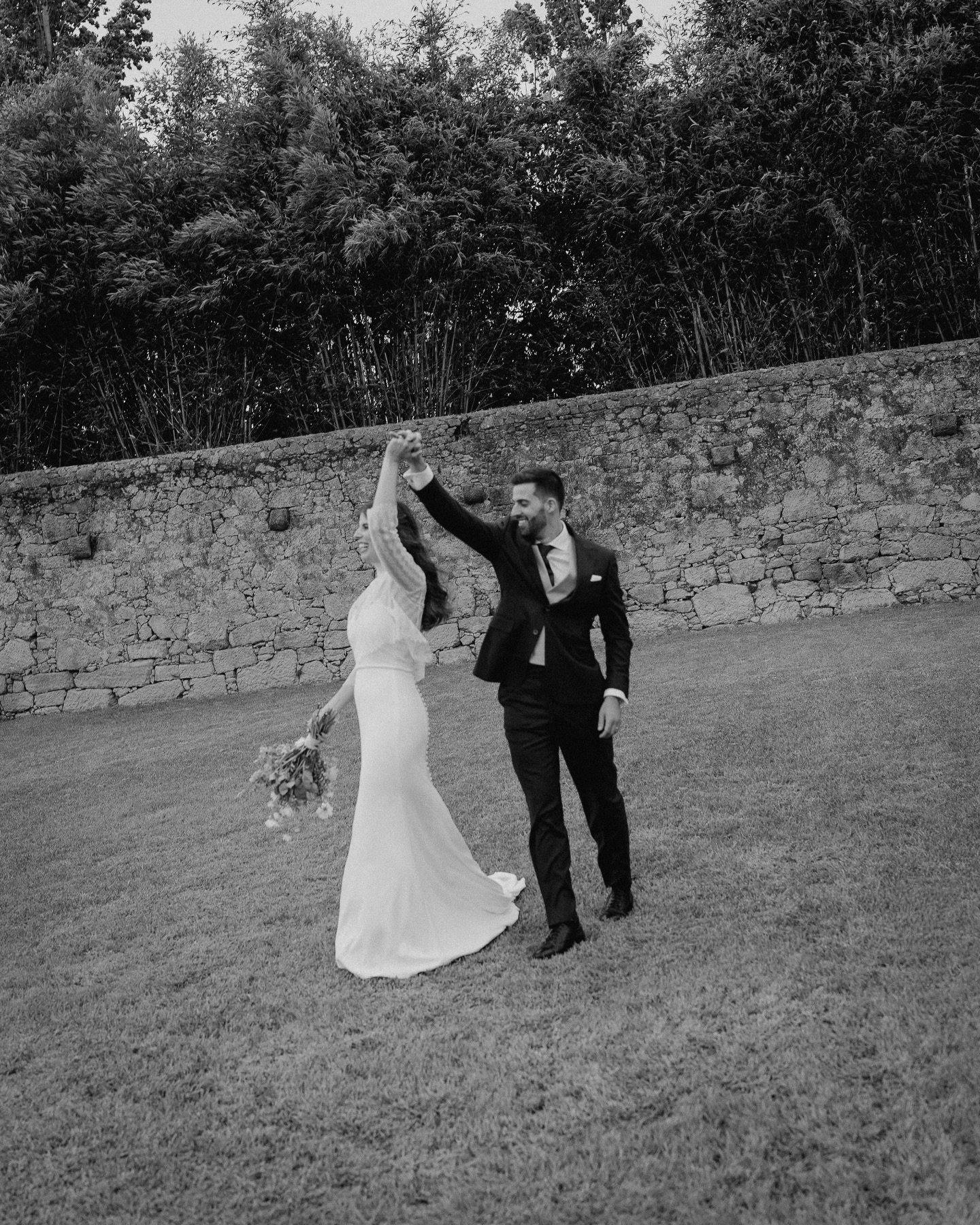 Late summer wedding at @casadaorta ✨

Photography @filipemontesphotography 
Dress @jesuspeiroporto 
Jewellery @catavassalo 
Suit @alfaiatarialusa 
Venue @casadaorta 
MakeUp &amp; Hair @filipamartins.makeup 
Dj @goncamaria_
Film developed @carmencital