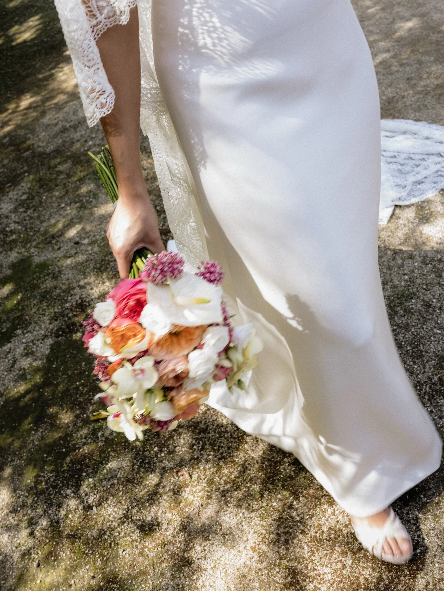 Walking on a dream ✨

Photography @filipemontesphotography
Video @os_tais 
Hotel @thegrovehouses 
Wedding planning &amp; Decor @parquedapenha 
Venue @parquedapenha 
Stationary @mainacoeur 
Suit @boss
Watch @longines 
Jewellery @catavassalo
Earrings @