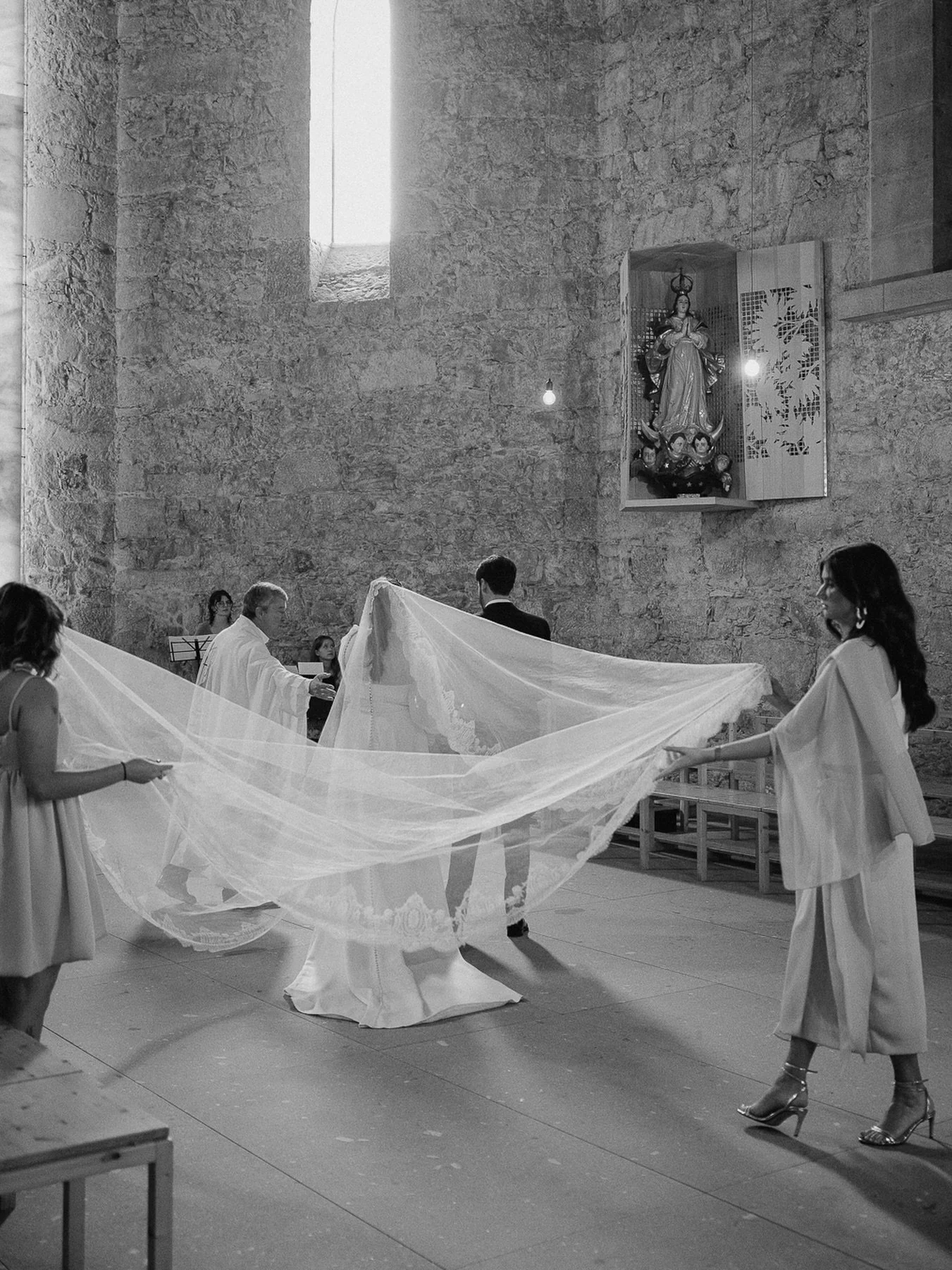 The veil moment

Photography @filipemontesphotography 
Jewellery @hoyara_jewellery
Shoes @dior
Hairstylist @isabelferreiracabeleireiros
Bouquet @jardindepoque
Venue #pousadadeamares @joanacarvalho12
Lights @trussme_prodeventos
Video @seteluasfilms 
D