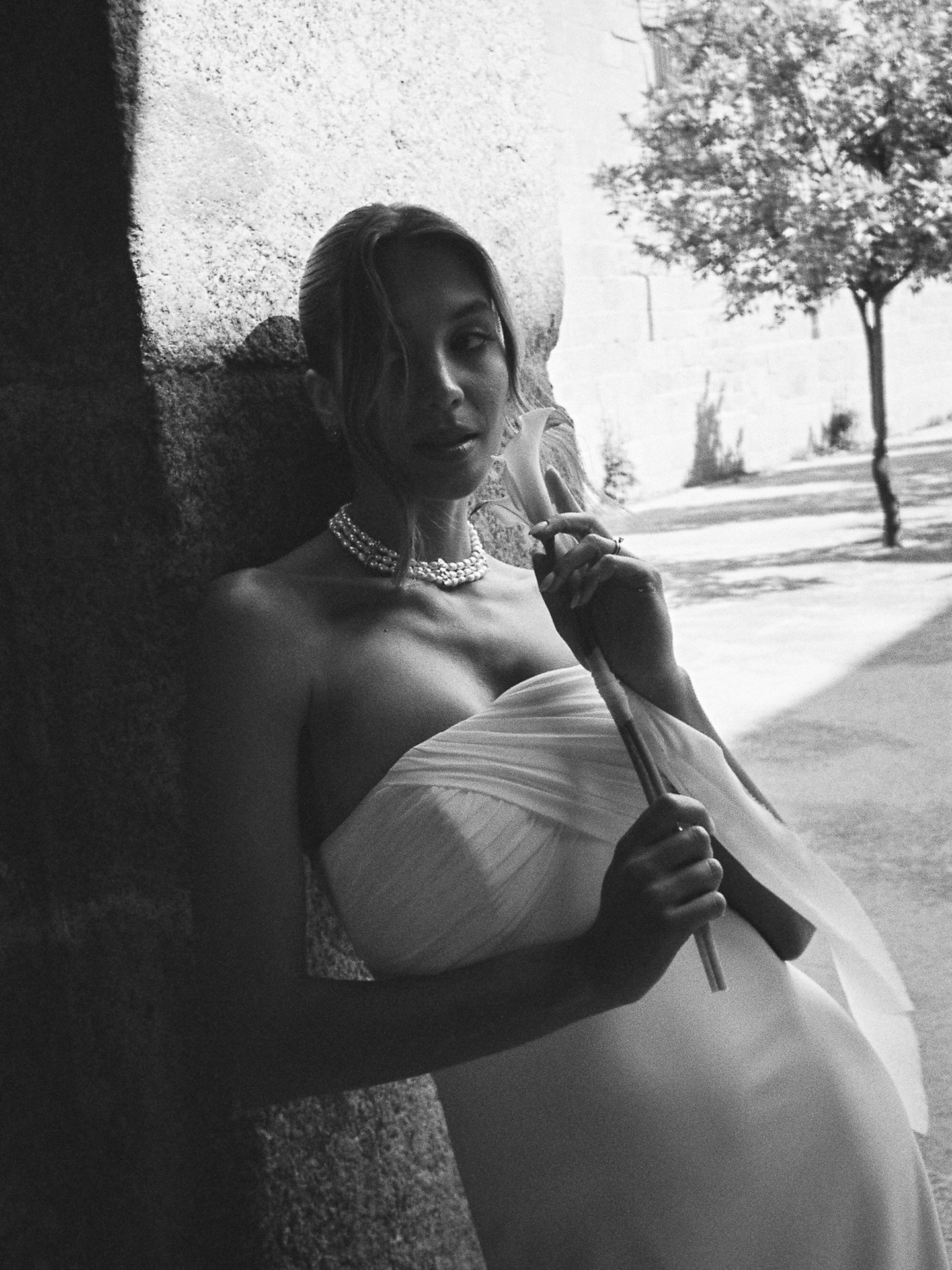 Charlotte on film 

Wedding Planner @hourglass_weddings 
Photography @filipemontesphotography
V&iacute;deo @sirklaufilms
Dress @jesuspeiroporto
Suit @zolfclothes
Shoes @annawalkerpt @badgleymischka
Jewellery @brunavasconcelos_jewellery 
Makeup &amp; 