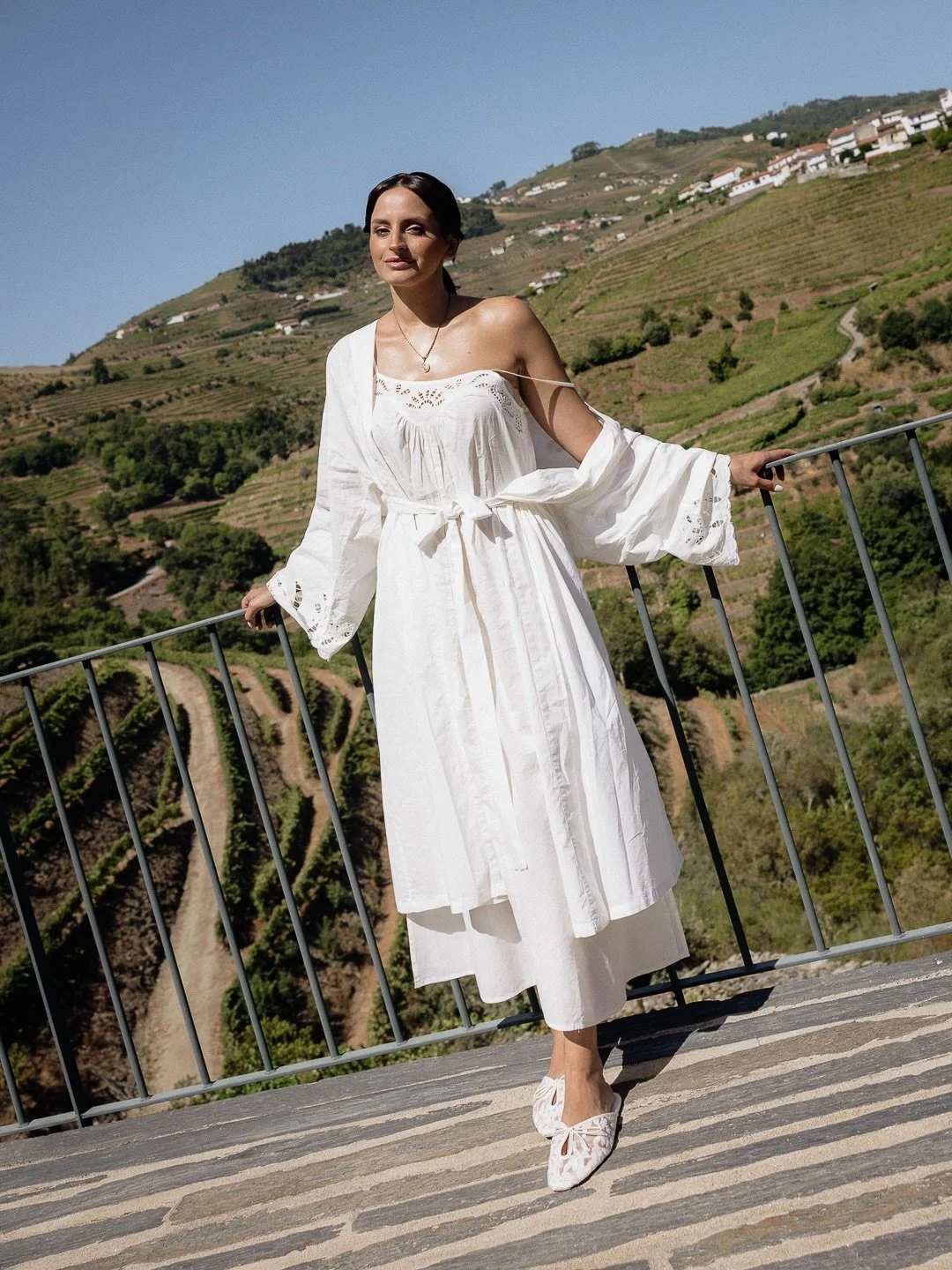 A beautiful sunny morning in the Douro, where Daniela got ready for her wedding day surrounded by vineyards, warm light and the quiet beauty of the valley 

Photography @filipemontesphotography
V&iacute;deo @bythevow_photofilm 
Suit @prassa_cerimonia