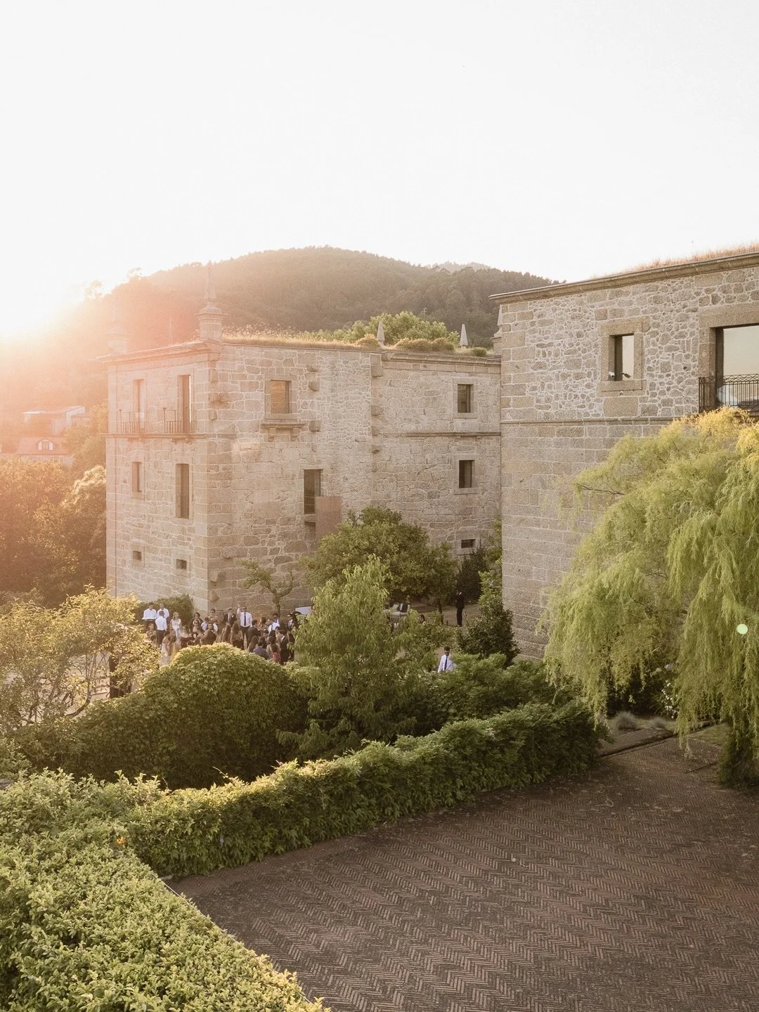 The perfect setting to get married 

Digital &amp; Film

Coordination &amp; Event Planner @anagomesrua 
Photographer @filipemontesphotography
V&iacute;deographer @sirklaufilms
Dress @l.h.ateliernoivas @l.h.atelier
Suit @manueltelesalfaiataria
Watch @