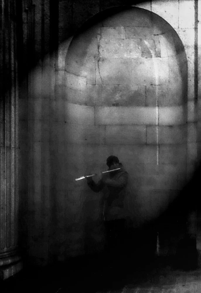 Busker_Louvre_web.jpg
