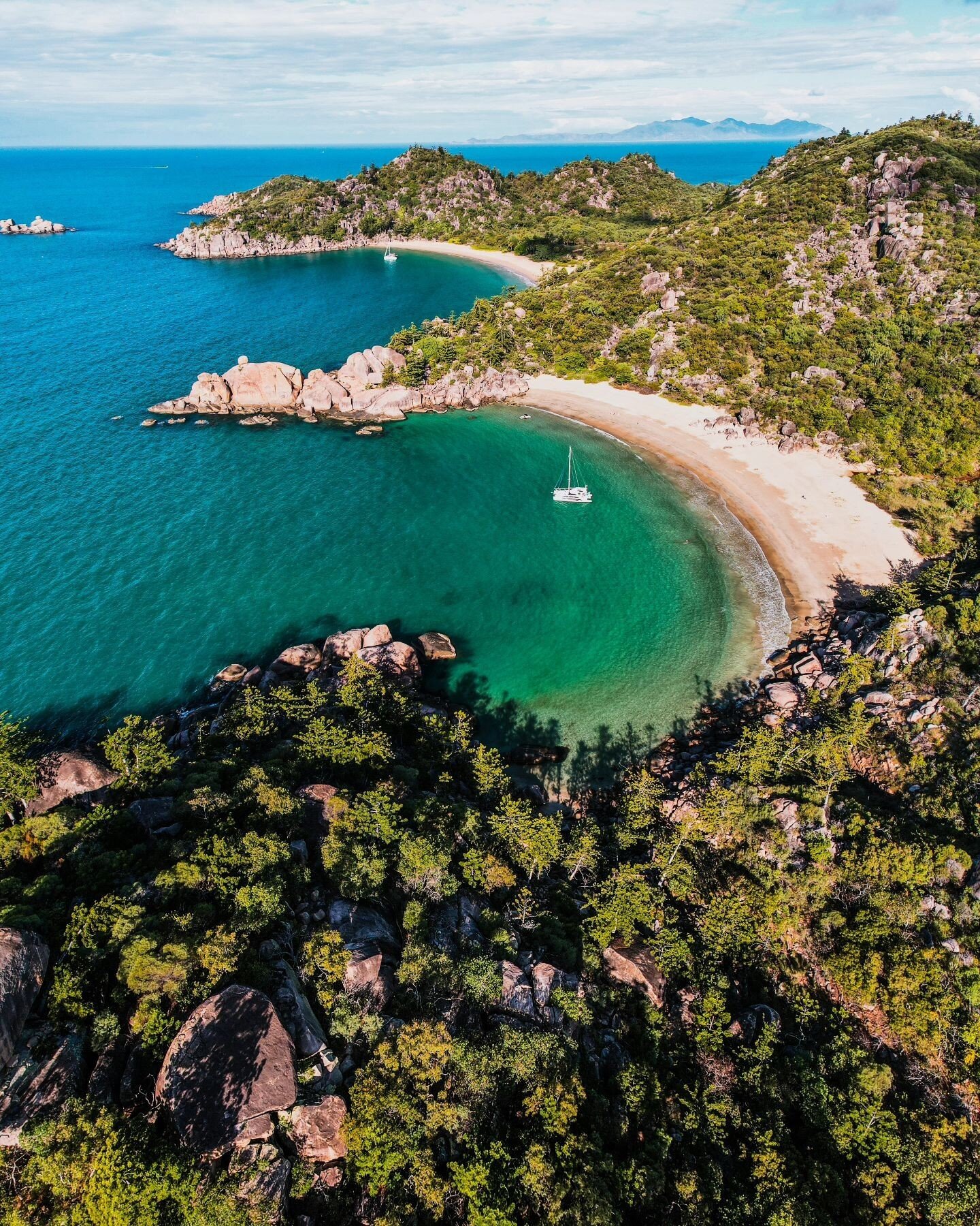 A little piece of paradise ☀️⁠
⁠
If we had three words to describe Balding Bay and Radical Bay, they would be - secluded, spectacular, special ✨ ⁠
⁠
Photo via @ben.koehler_⁠
⁠
#thisismagneticisland #upforunexpected #magneticisland #townsvillenorthque