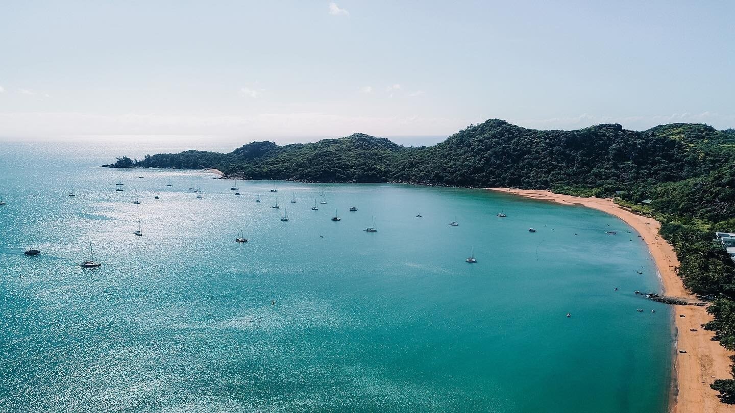 Get ready for a day discovering the best of Horseshoe Bay 🌊⁠
⁠
1. Hit the sand and hike to the Western nook of the beach; the rock formations and mountain range are simply incredible 🌿⁠
⁠
2. Explore the ocean! Kayak alongside turtles and rays, or t