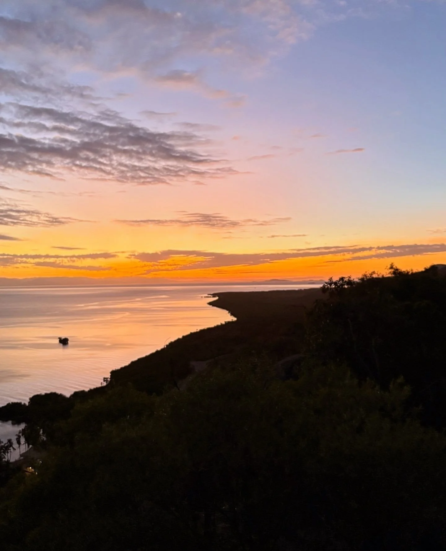 Nighty night from Tom Thumb in Picnic Bay (aka Sail Rock) 🌅⁠
⁠
A steep, intense walk that&rsquo;s totally worth it,  think sweeping views of Townsville, the SS City of Adelaide wreck off Cockle Bay, and an uninterrupted sunset if you hit it in the l
