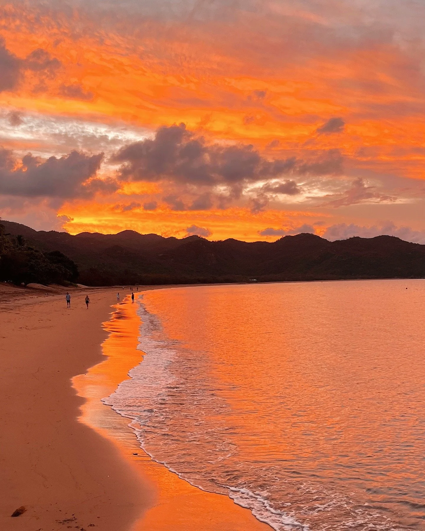 🌅 Your fiery little reminder that the best moments in life are often the easiest ones. Horseshoe Bay sunsets? They&rsquo;ve got it all:⁠
⁠
1️⃣ Easy bus ride in⁠
2️⃣ Sun dipping behind the mountains⁠
3️⃣ Longest stretch of sand = your own slice of pa