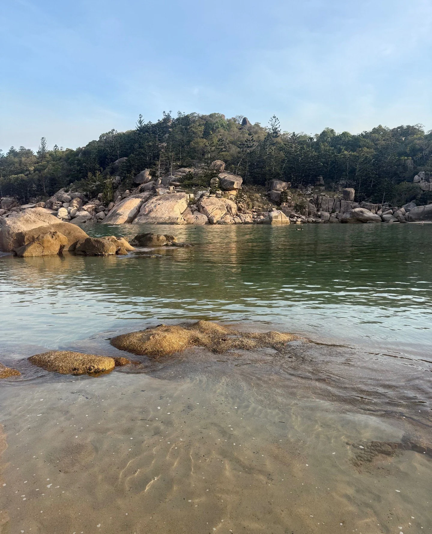 Arvies in Alma Bay, the island&rsquo;s go-to spot for a swim, a snorkel, or a sun-soaked afternoon under the trees. We love it for its crystal-clear shallows, easy snorkelling, and for being the perfect place for our young boys to burn some energy ☀️