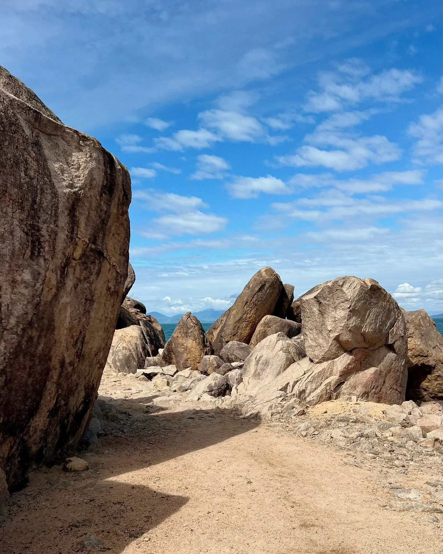 Bremner Point, here’s why we love it:
🦘 Home to our friendly Allied Rock Wallabies
🐠 Right beside the Geoffrey Bay snorkel trail
🌿 Incredible views of Arcadia’s national park mountains
🚶‍♀️ An easy stroll along Geoffrey Bay