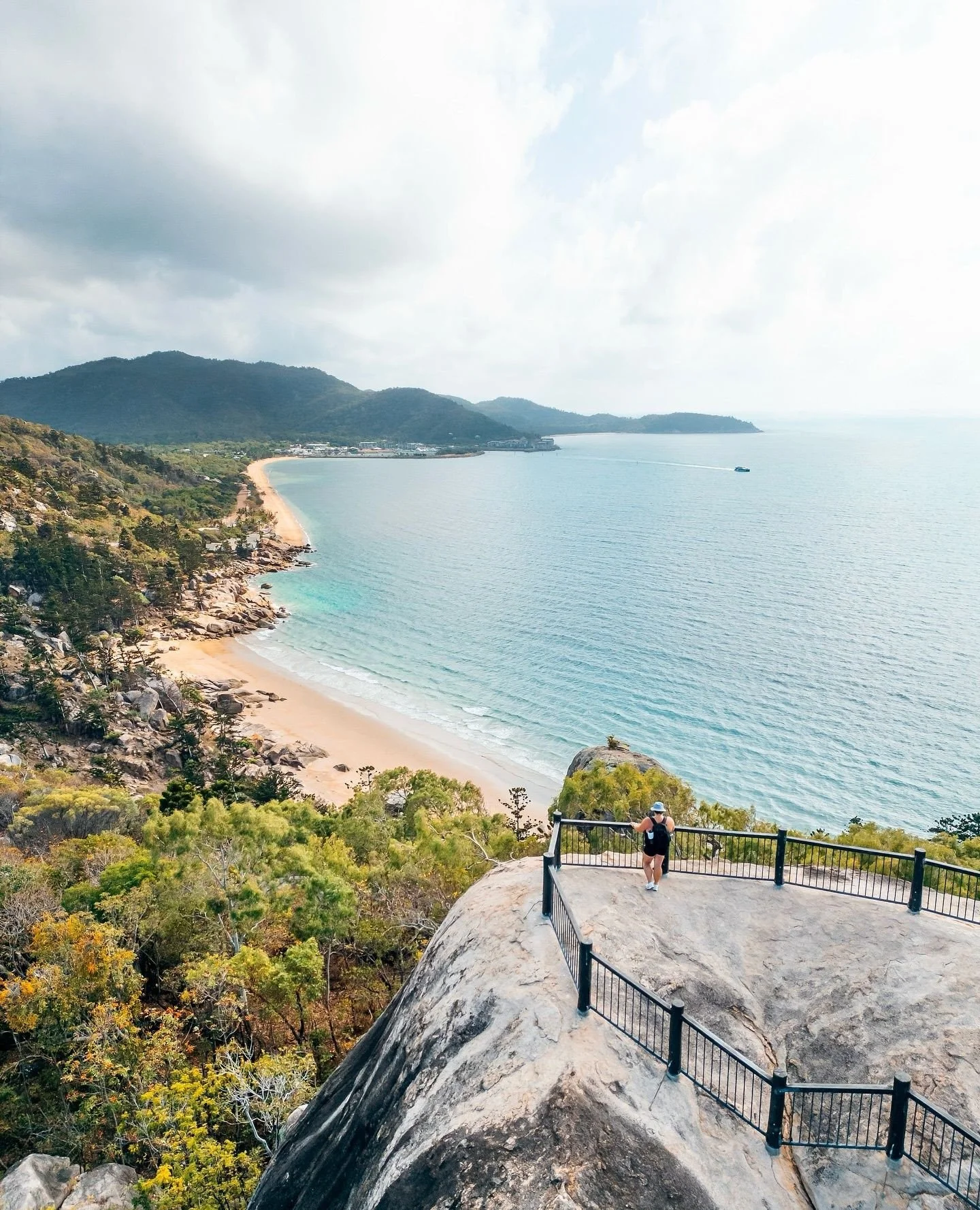 One Day on Magnetic Island 2/5: Morning &ndash; A View to Start the Day 🌴⁠
⁠
Start your morning in Picnic Bay with the short walk to Hawking&rsquo;s Point Lookout, where the views stretch over Nelly, Rocky and Picnic bays.⁠
⁠
Afterwards, grab a coff
