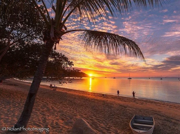 One Day on Magnetic Island 5/5: Evening &ndash; Sunset, the Horseshoe Way 🌴⁠
⁠
Stay a little longer in Horseshoe Bay, the sun dips behind the headland, painting the sky in pinks and golds, and the whole bay slows with it. Locals walk their dogs, kid