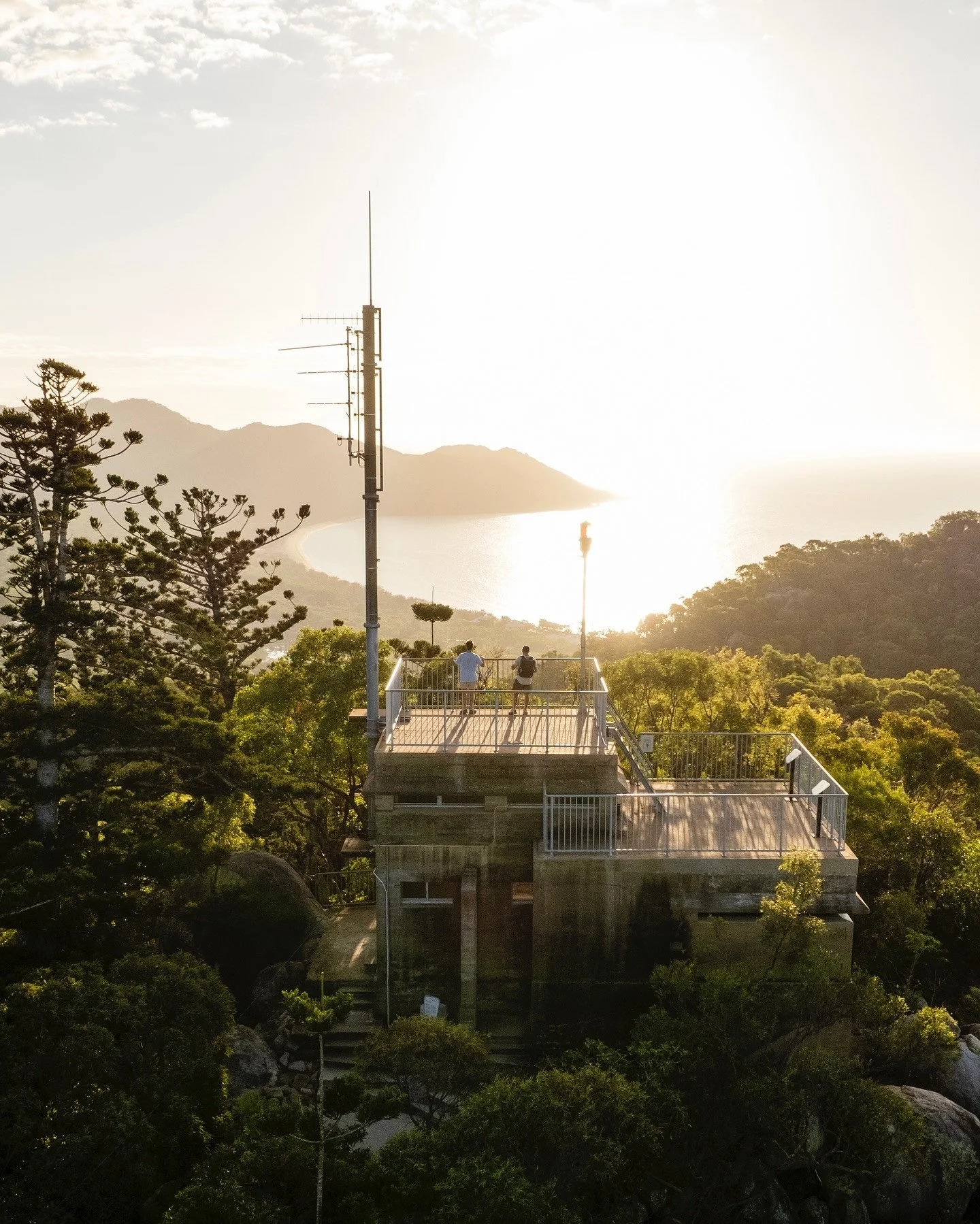 Mondays don&rsquo;t feel so bad when you start them on top of the world 🌏☀️⁠
⁠
The Forts Walk has it all: history, wildlife, and views that&rsquo;ll make your friends jealous. Keep your camera handy, Maggie&rsquo;s famous koalas don&rsquo;t mind pos
