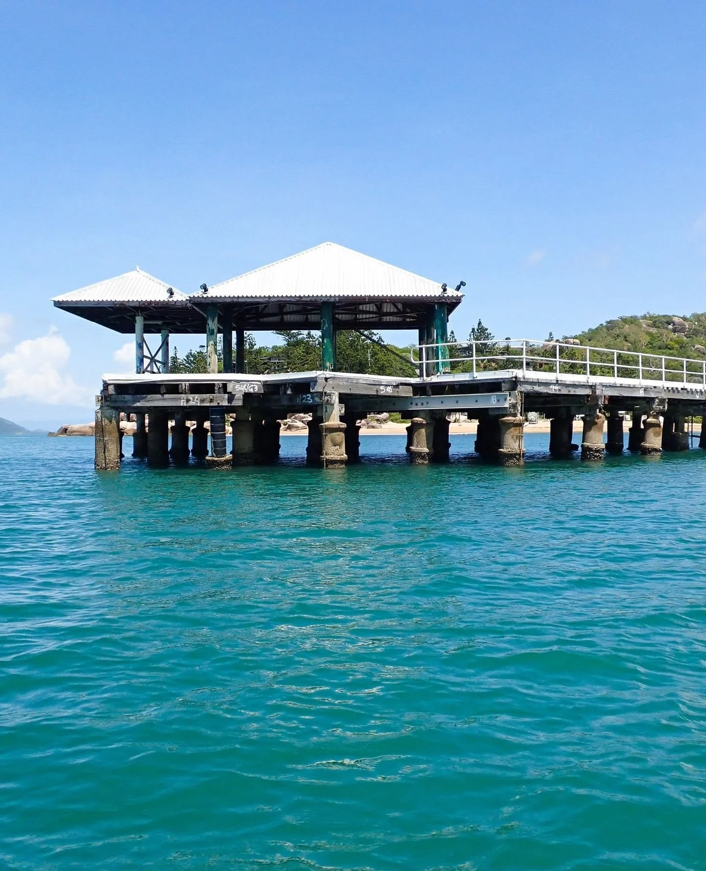Picnic Bay because&hellip;⁠
⁠
It&rsquo;s where you settle in without trying too hard. Restaurant Elsie, Maggie Island Brewery, and the Picnic Bay Hotel set the tone for easy days and good company. The heritage-listed jetty stretches out over the wate
