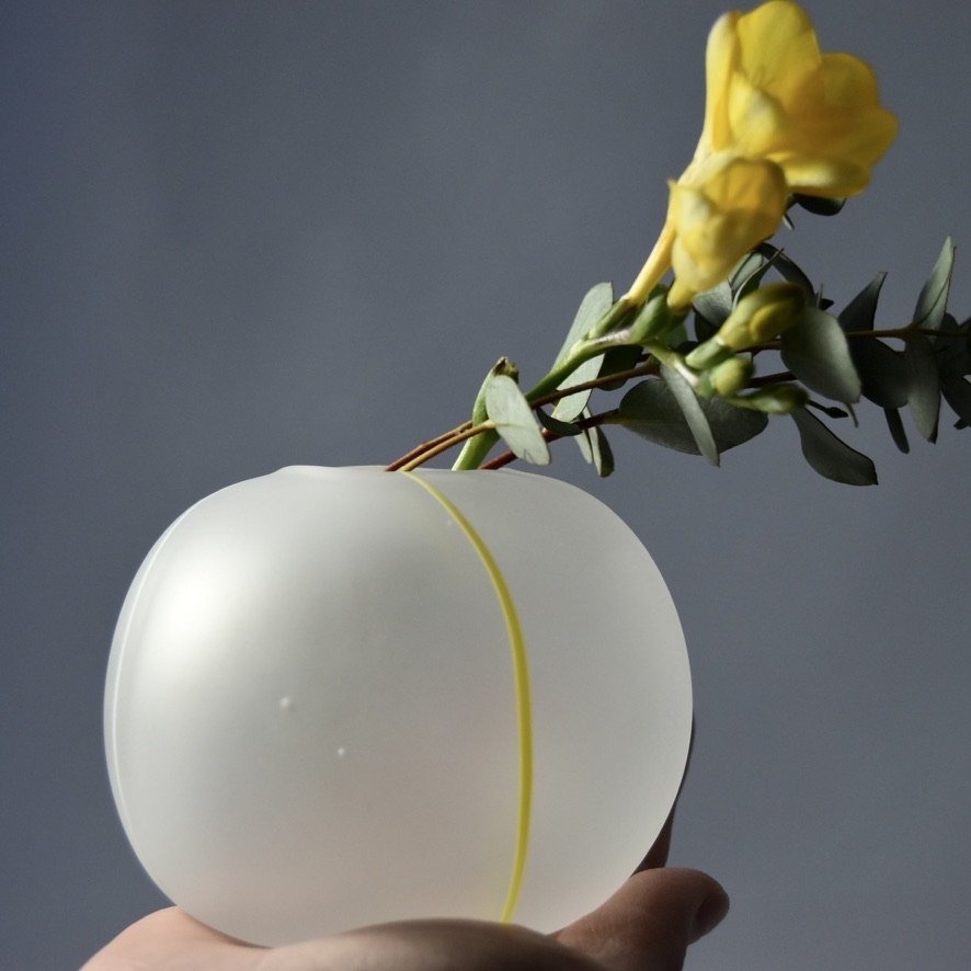 黄色いラインのぼんぼり花器 (1).jpeg