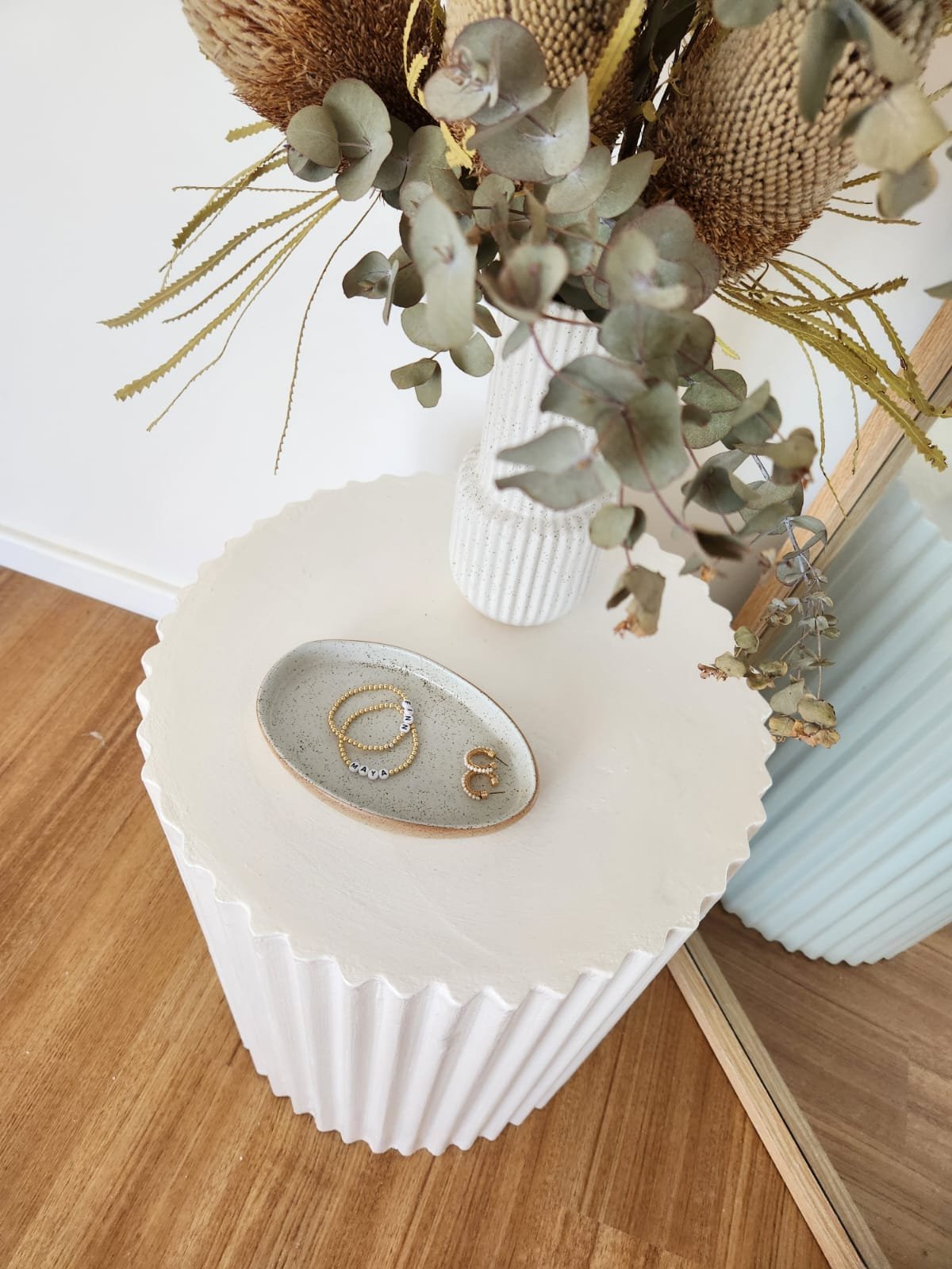 Elevate your setting with the stylish Sitges plinth, a versatile piece for bedside or retail use.