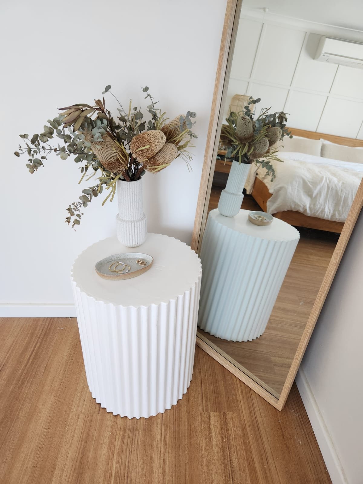 Add a touch of elegance to your space with the Sitges plinth, an ideal side table or display piece.