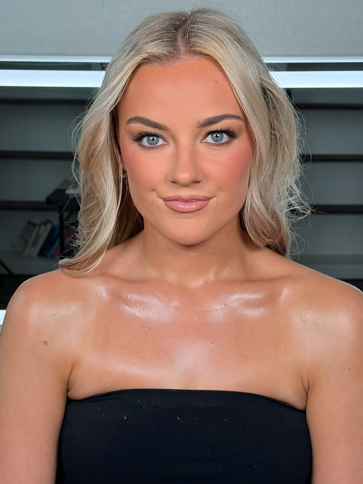 Blonde bombshell 👸🏼🖤😍 @jacyytatum soft & bronzey photoshoot glam