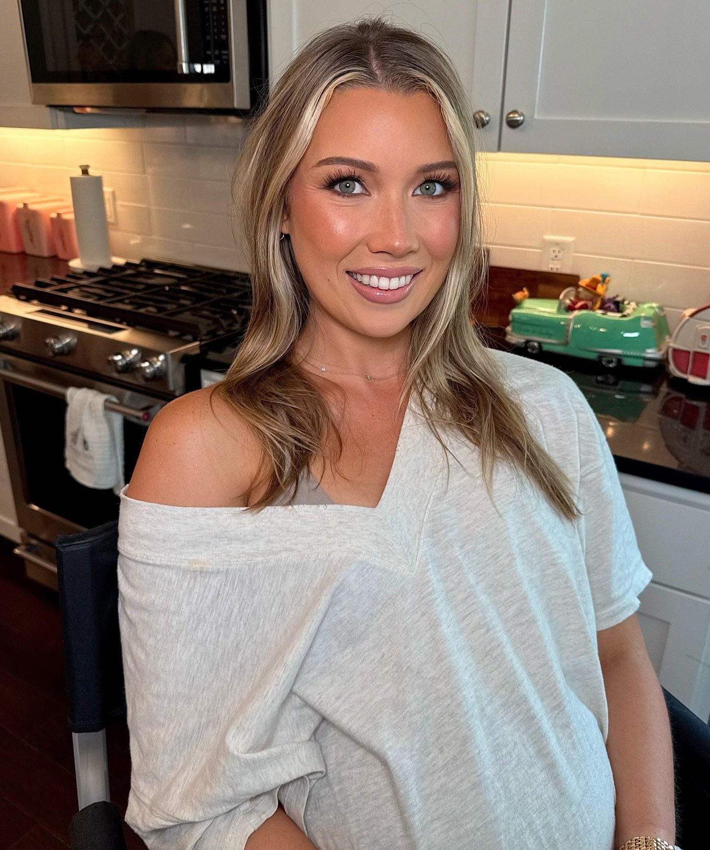 Celebrating her little one on the way 🤍🍼 @aleelythbauer #babyshowerglam