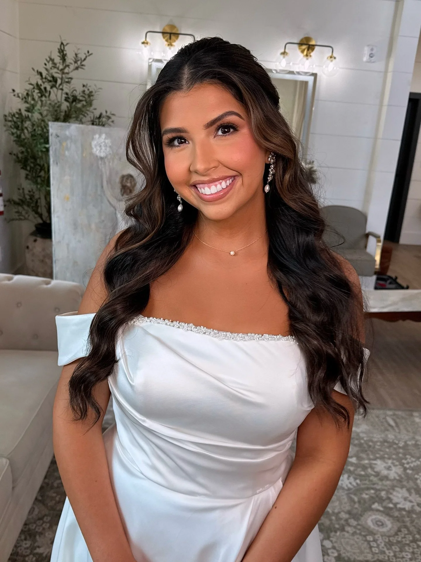 🤍💍👰🏽&zwj;♀️🕊️ 

kaitlyn you made such a beautiful bride!! from doing your makeup in college to now your wedding day, I&rsquo;m so happy you chose me as your mua ✨ 

💄 @muatrystadesiree 
👰🏽&zwj;♀️ @kaitlynlriley 
⛪️ @thestablesonthebrazos