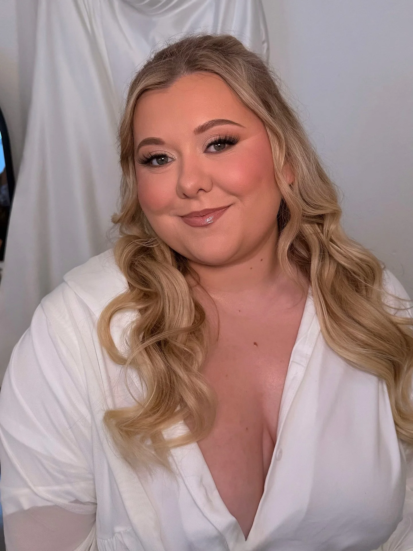 Bridal Glam on my beautiful bride Taylor 👰🏼&zwj;♀️💍🤍

thank you for booking with me on such a special day @tayy.michelle14 i had so much fun getting you ready ✨

#bridalglam #bridalmua #makeupartist #weddingday