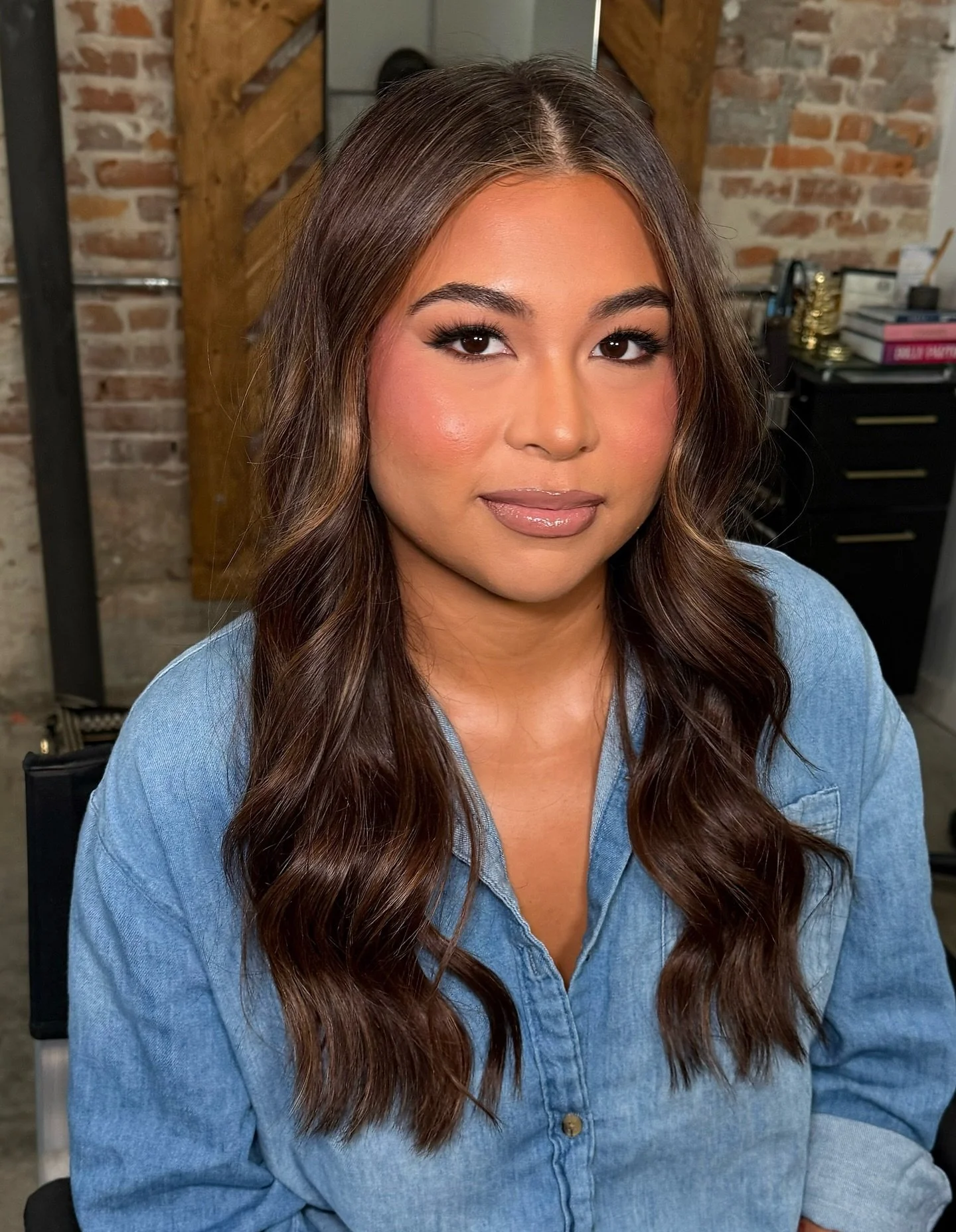 Anika&rsquo;s photoshoot glam 😍🤎 @hairby.anika