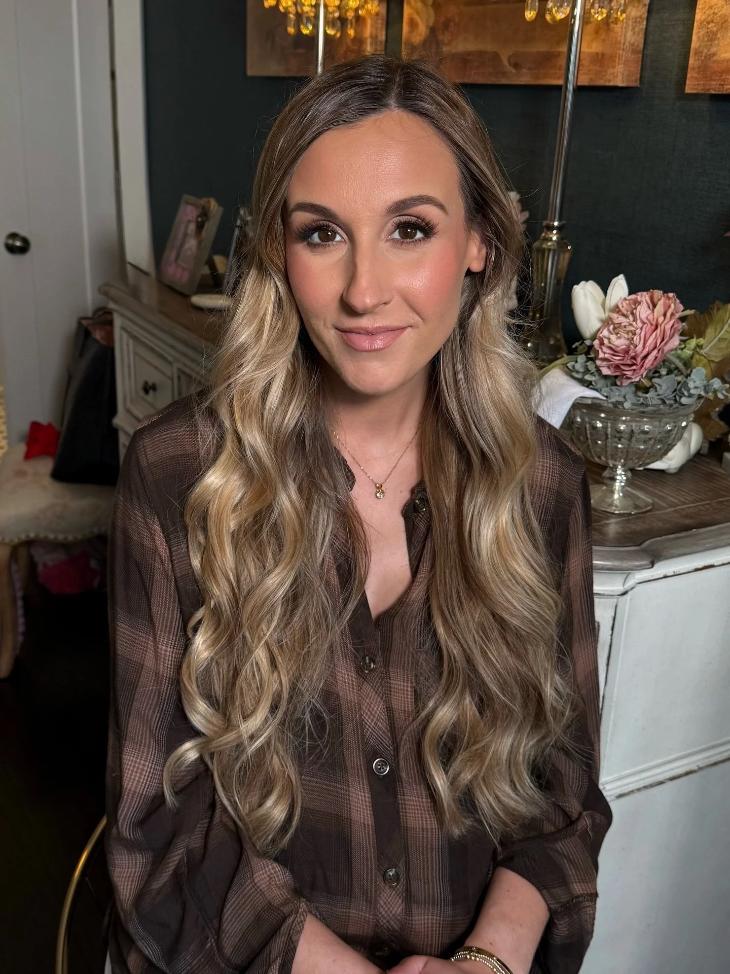 That pregnancy glow 🤎✨ 

makeup by me on @mackenzie.nicole.morgan ready to shower her baby boy on the way 🫶🏼 

#babyshower #glam #makeupartist