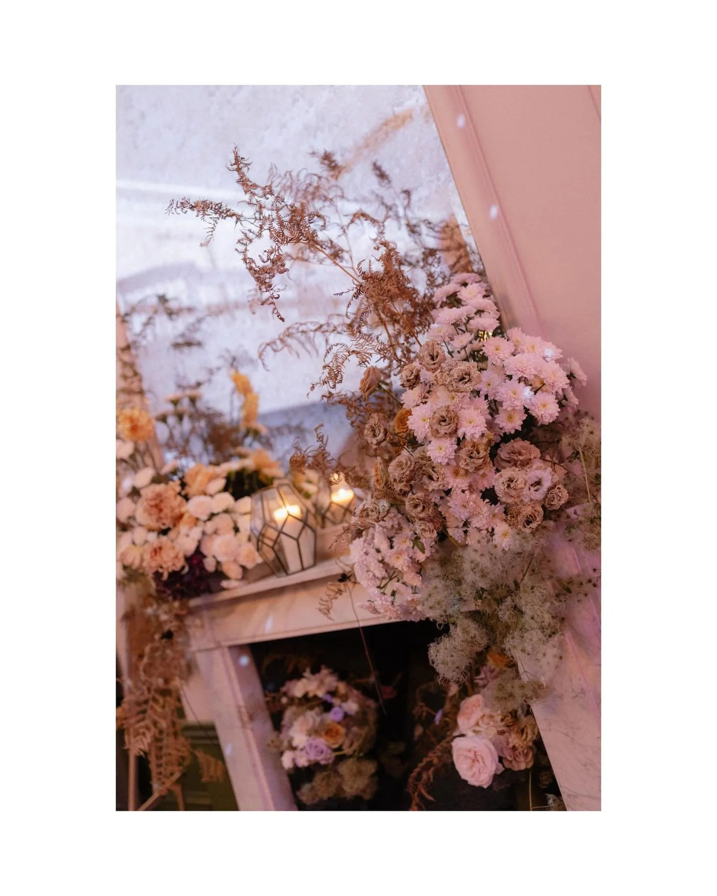 A whole post dedicated to P &amp; P&rsquo;s wedding florals because I absolutely cannot get over these colours, textures and shapes. @themirrorandtheveil you are incredible 🤯