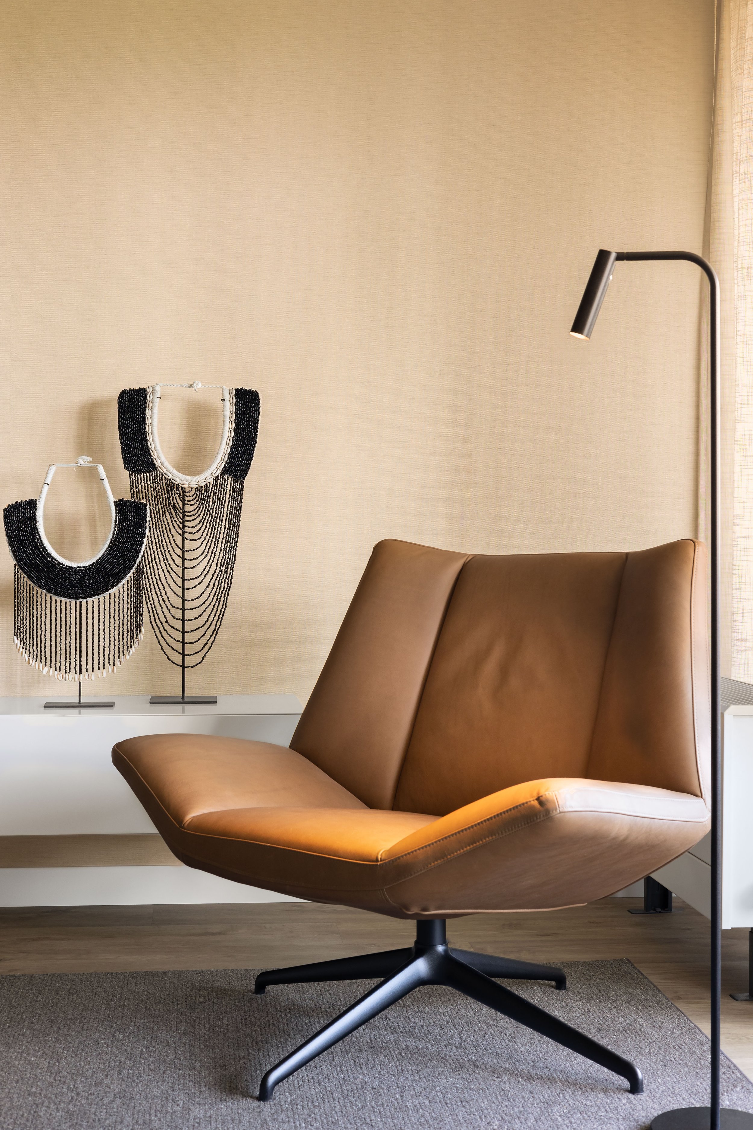 Stoel fotografie met lampen en details van Anthony Trabano