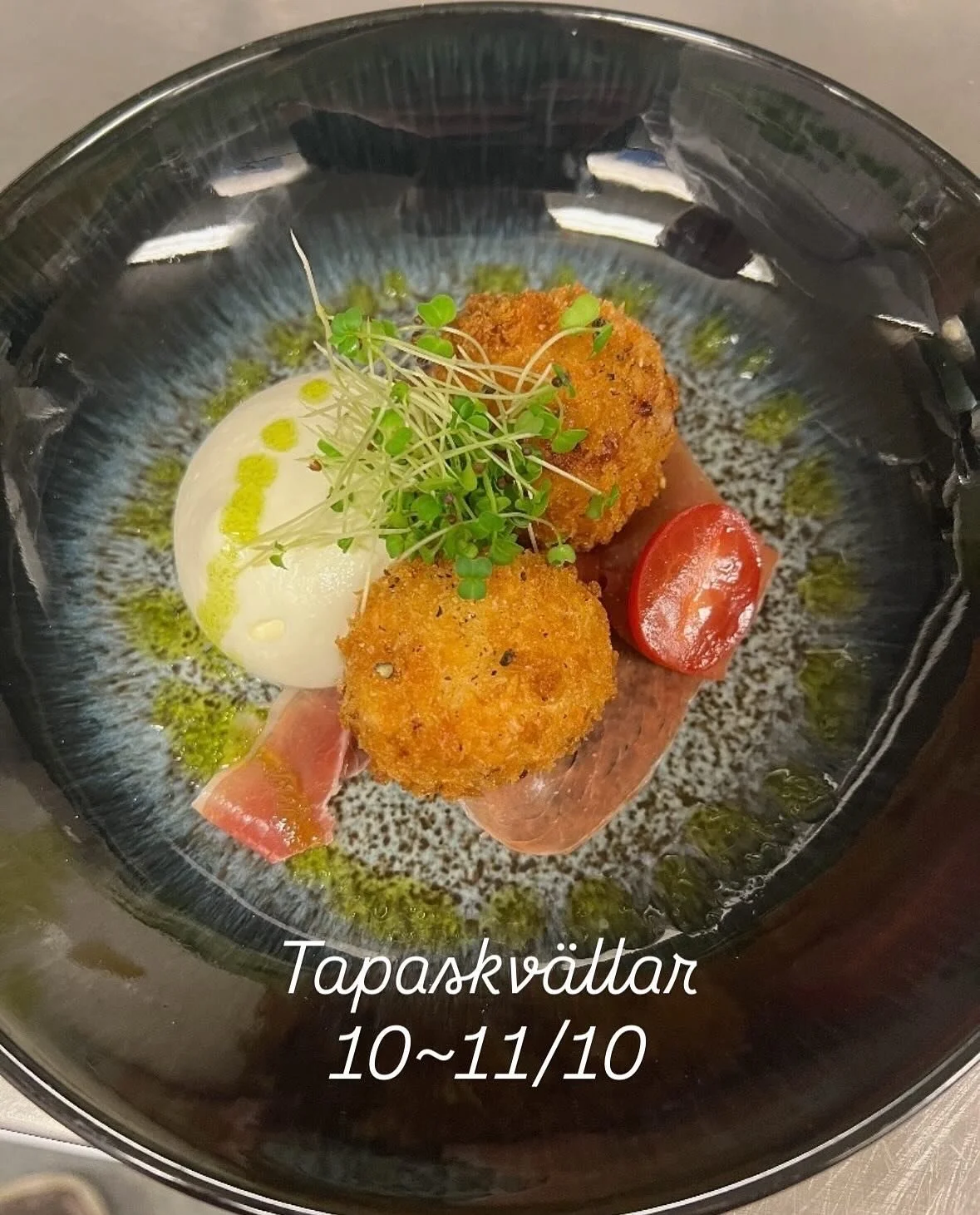 10 - 11/10 TAPASKV&Auml;LLAR

Utvalda tapas med utvalda viner, Alhambra-&ouml;l &amp; sangria! Fiesta!

Boka bord p&aring; www.svanshalls.se elle
ring 042-36 71 79

V&auml;lkomna 🍷🍁

#svanshallskrog #tapas #vin #&ouml;l #kaffe #mat #dagensf&aring;n