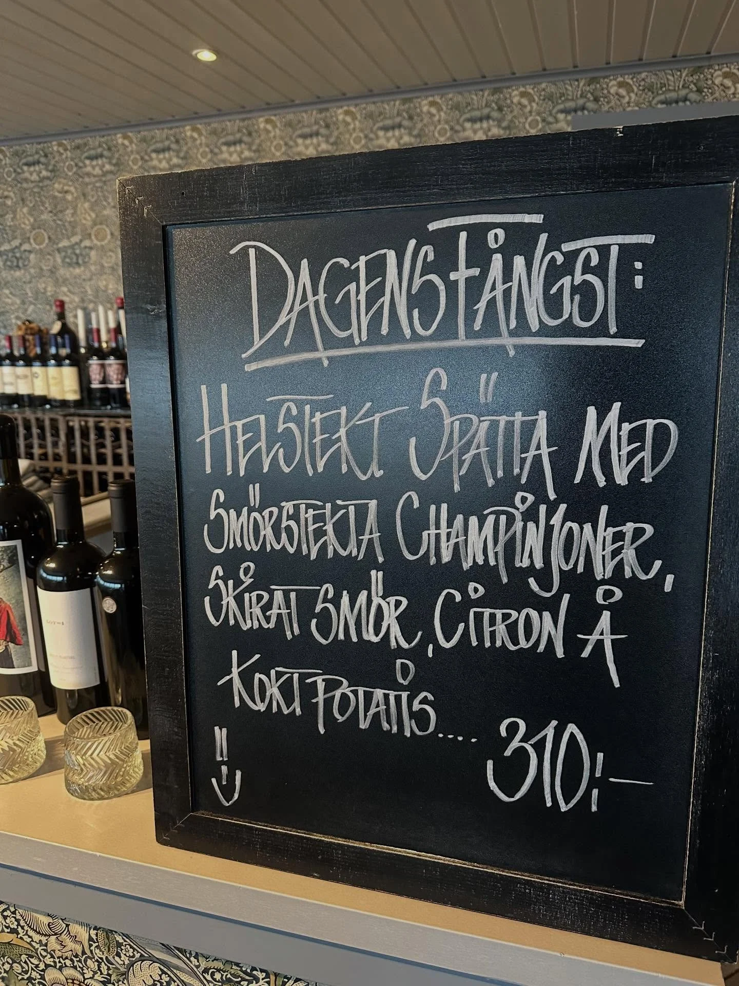 H&ouml;st - 🍂 och sn&ouml; flingorna faller vackert &ouml;ver hamnen i Svanshall.
Vad passar inte b&auml;ttre &auml;n &rdquo;Helstekt sp&auml;tta&rdquo;
Kom och njut av dagens f&aring;ngst.
Eller k&ouml;p med dig n&aring;got gott fr&aring;n J&ouml;r