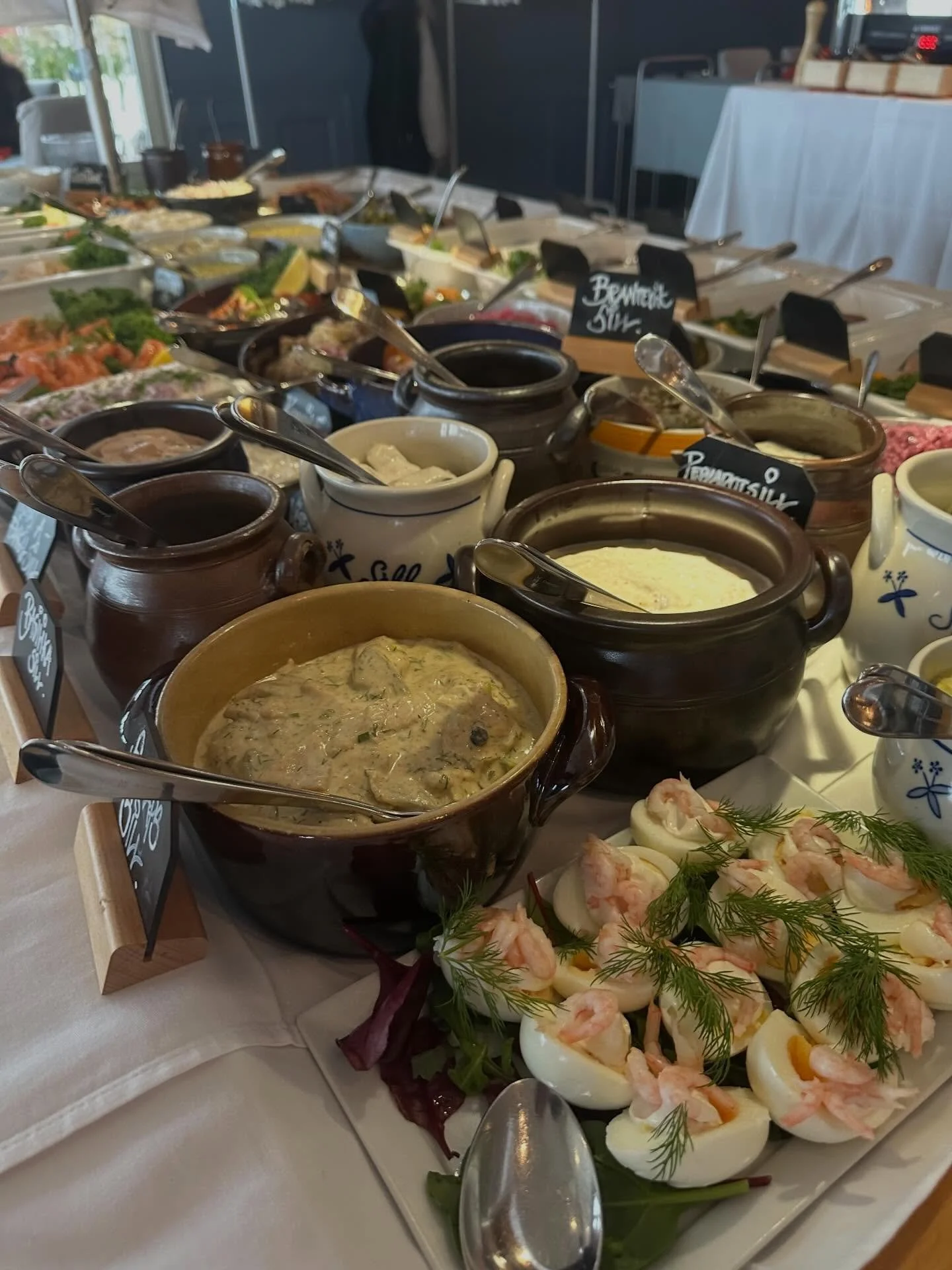 Har du inte bokat n&aring;got julbord?
Vi har n&aring;gra lediga platser fredagen den 19/12 
kl 18.
Kom och njut av ett h&auml;rligt julbord med det b&auml;sta av julmaten.
Boka p&aring; www.svanshalls.se eller 
ring  042-36 71 79

22/12 och 23/12 JU