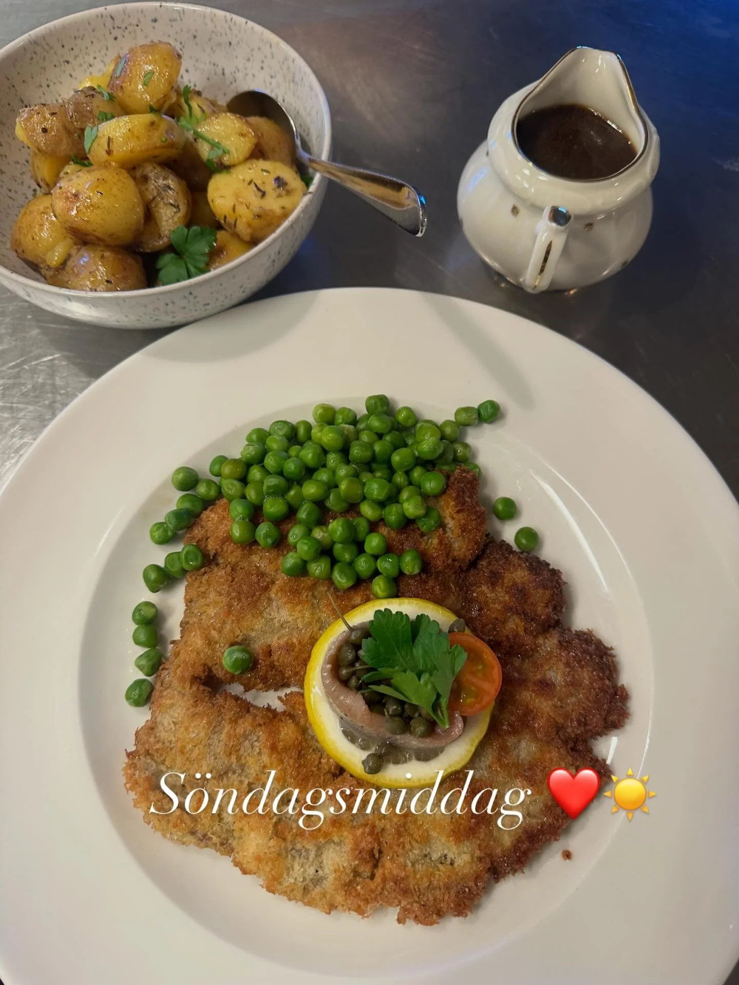 S&ouml;ndagsmiddag p&aring; Svanshallskrog ☀️
Kom och njut av god middag och solen som tittar fram &ouml;ver havet.

#svanshallskrog #s&ouml;ndagsmiddag #njutavdagen #kullahalv&ouml;n #visith&ouml;gan&auml;s