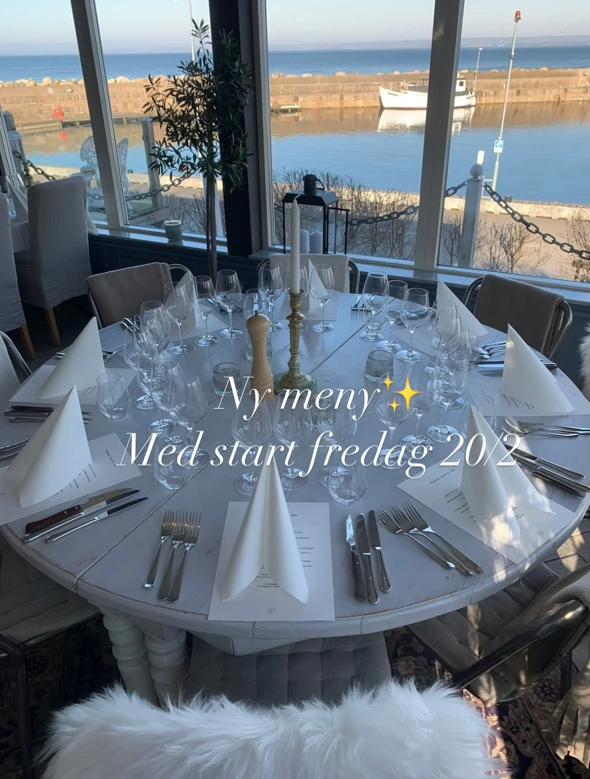 Fredagen den 20/2 presenterar vi v&aring;rens nya meny ✨med inspiration fr&aring;n hela v&auml;rlden. 
Allt kopplat till lokala r&aring;varor fr&aring;n b&aring;de hav och land.
Hela menyn hittar du p&aring; v&aring;r hemsida www.svanshals.se
Boka bo