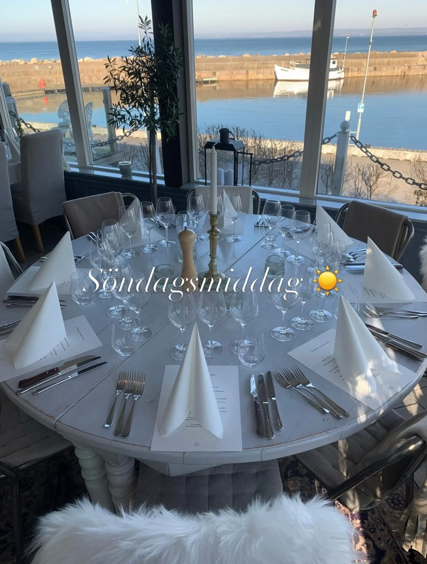 S&ouml;ndagsmiddag 💙

P&aring; s&ouml;ndagar serverar vi, ut&ouml;ver v&aring;r A la Carte och Dagens f&aring;ngst, en 3-r&auml;tters S&ouml;ndagsmeny - idag 8/3 serveras - Oxrullader med glaserade mor&ouml;tter, kokt potatis, s&aring;s, gele och pr