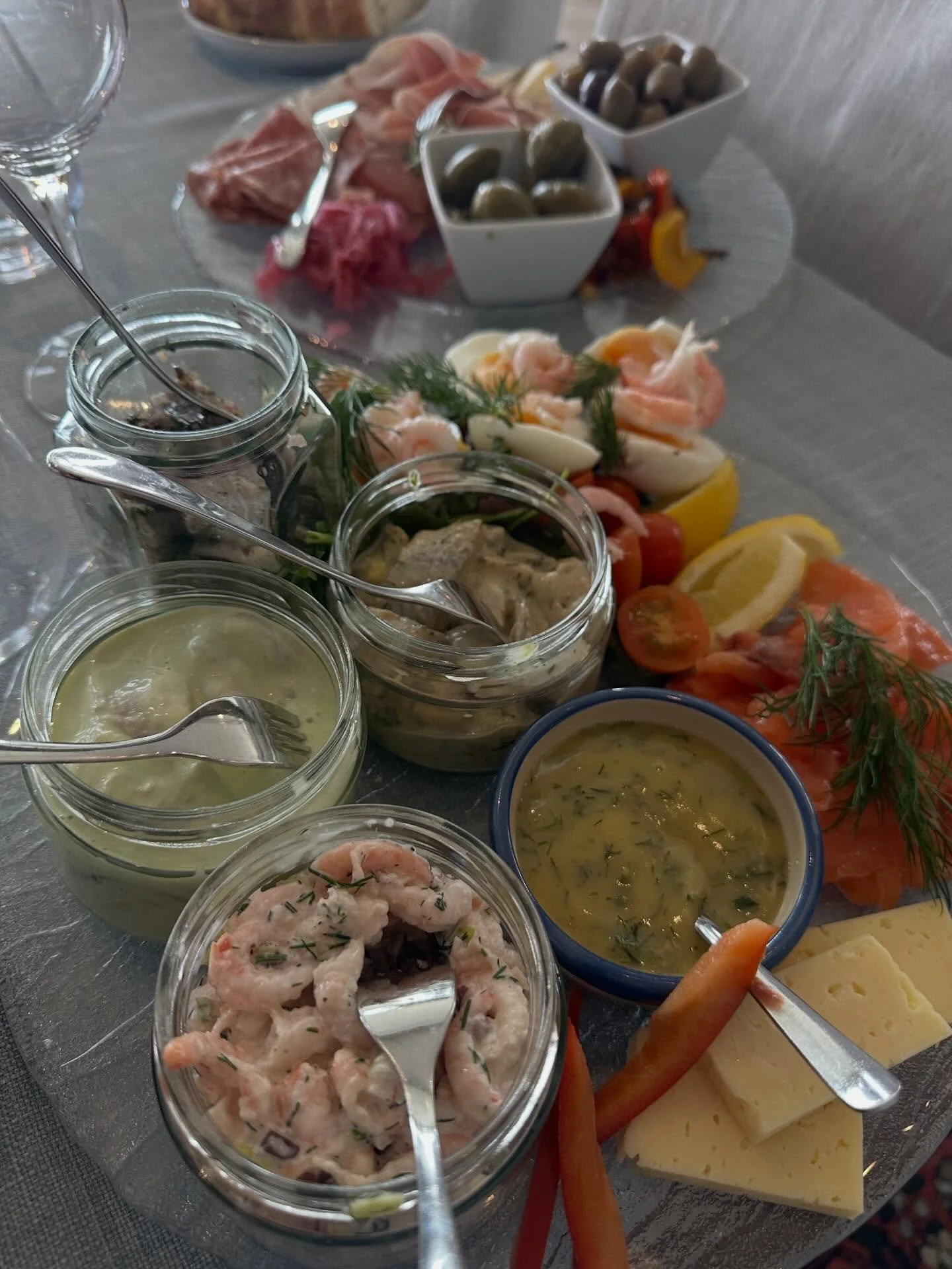 Vi har &ouml;ppet p&aring; Svanshallskrog 🐣

Njut av ett &ldquo;Sharingfat&rdquo; med olika sorters sillar, lax, r&auml;kor, ost och br&ouml;d
 Eller ~

&ldquo;Sharingfat&rdquo; med olika sorters lufttorkat, ost, inl&auml;ggningar och grillat

Svans