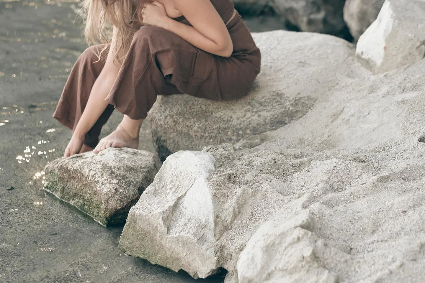 September is the season of the quiet return.
A subtle shift in the air.
A softness beneath the noise.
The body starts to crave rhythm, routine, something slower.
Something real.

After the outward heat of summer, we begin the slow descent into the yi