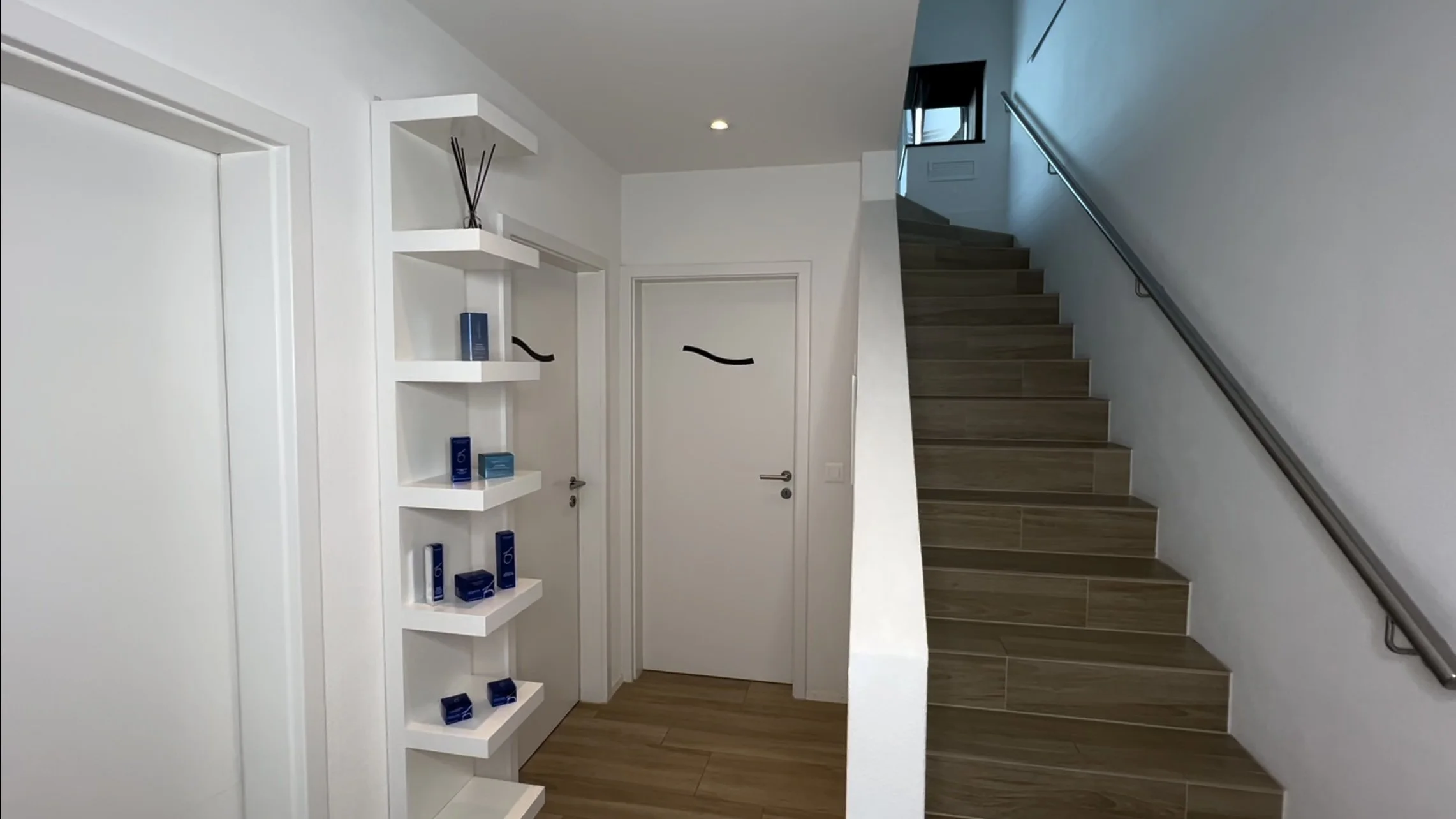 Eingangsbereich von Way of Beauty in Bern mit Regal für Hautpflegeprodukte