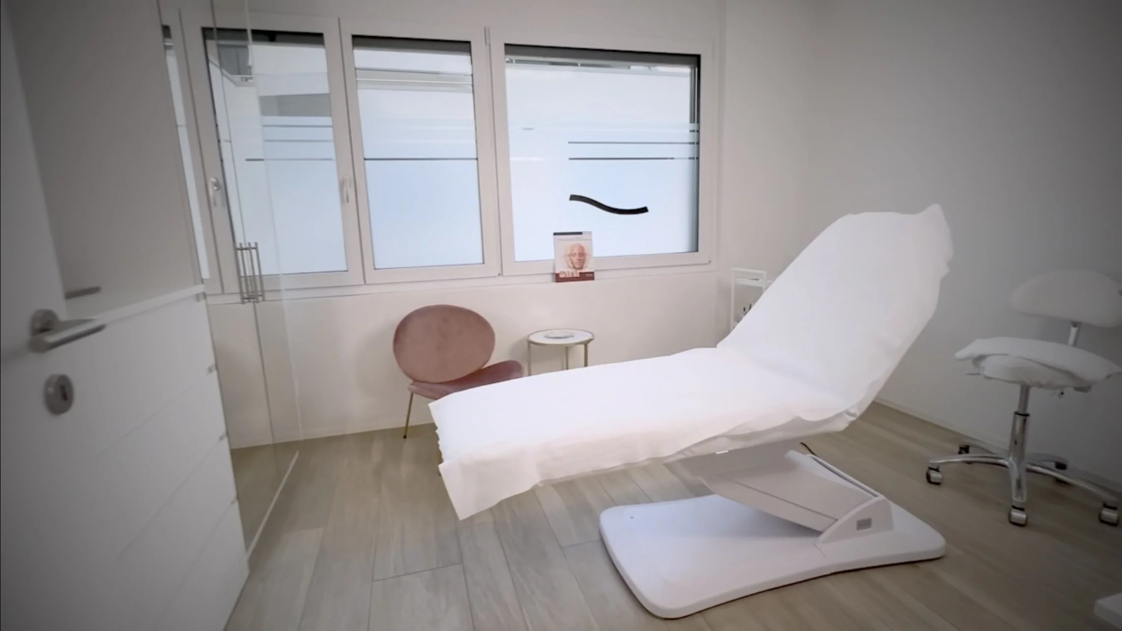 Behandlungsraum von Way of Beauty in Bern-Felsenau mit Behandlungsliege