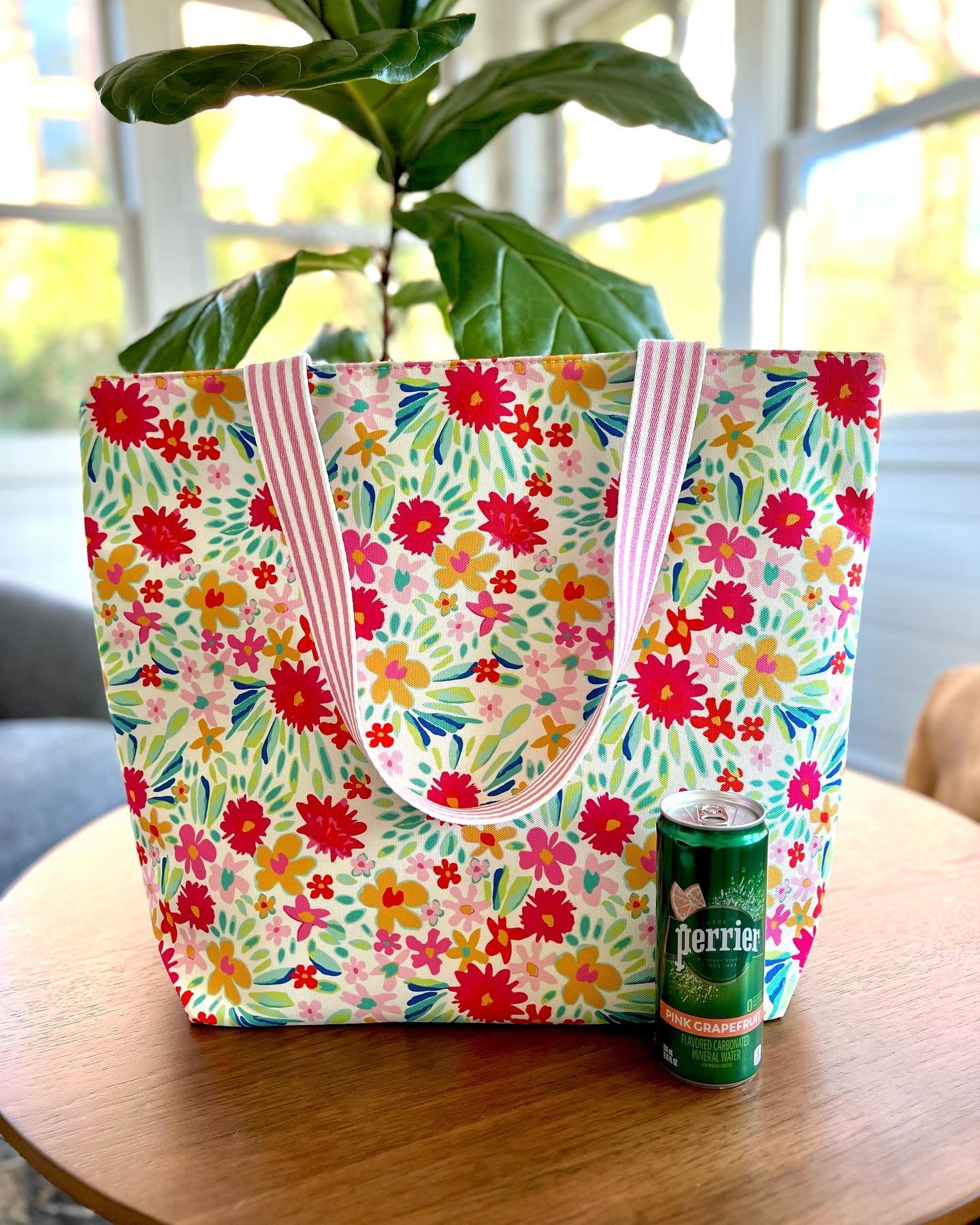 Calling all last minute shoppers! 🙋🏻&zwj;♀️
Starting today we have a fabulous gift with purchase 🚨 
When you spend $100+, you&rsquo;ll receive one of these darling zippered totes as our free gift to you!
Gift it or keep for yourself, fill with flo