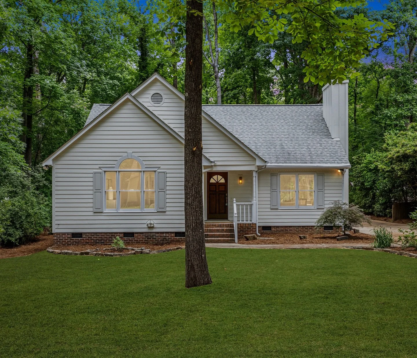 High ceilings + ranch style living = 🤩

Just listed, this adorable ranch home in Durham that is both cozy &amp; modern. Perfect for hosting family &amp; friends! 🏡

Only $385,000

Message us for the address or to setup a showing! 📲

Listed by @rea