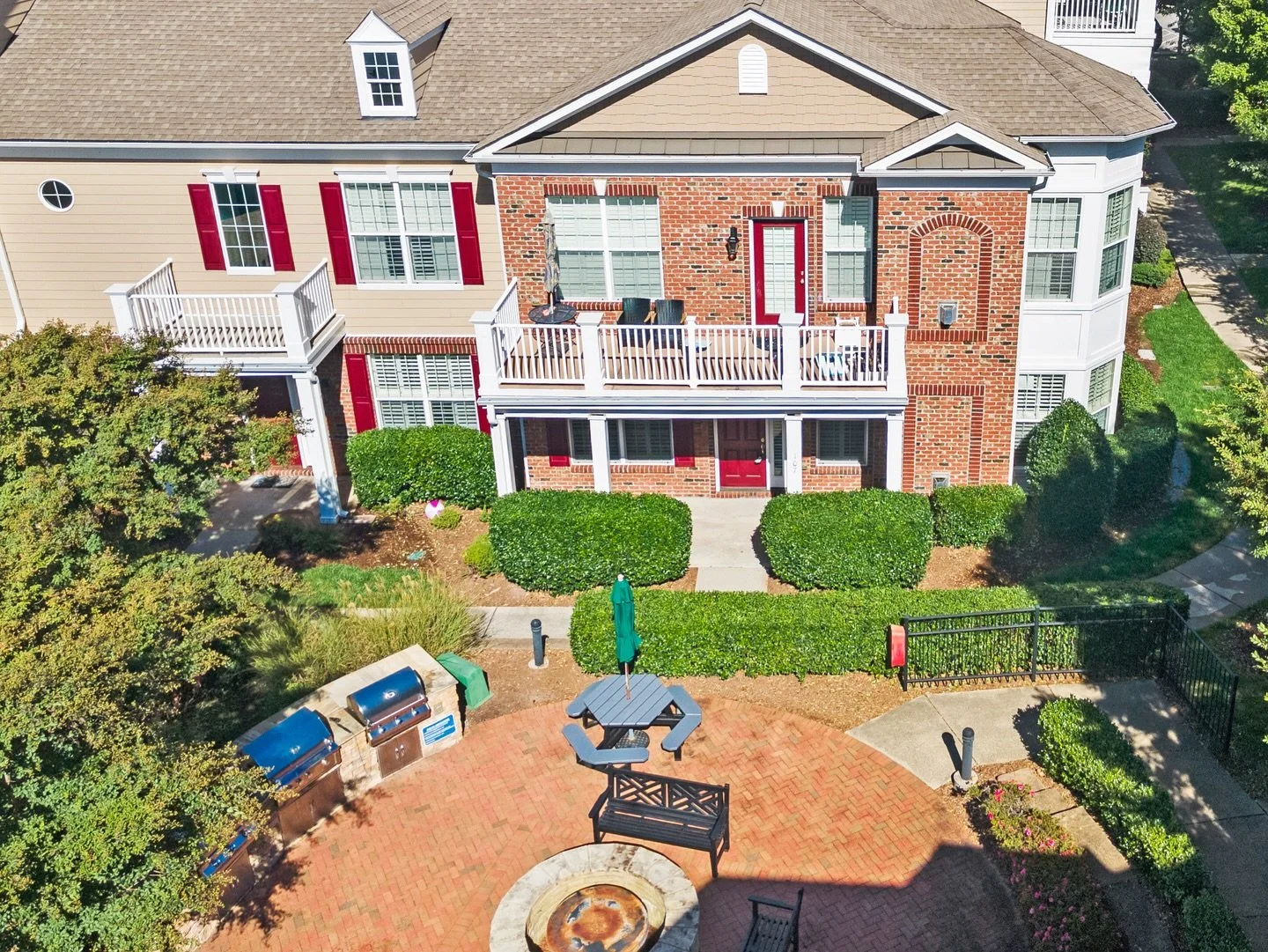 Low-maintenance living meets prime Brier Creek convenience! ✨

This bright, ground-level end-unit condo offers no-stairs entry, a spacious open layout with hardwoods &amp; fireplace, a chef&rsquo;s kitchen with granite + double ovens, and a luxe prim