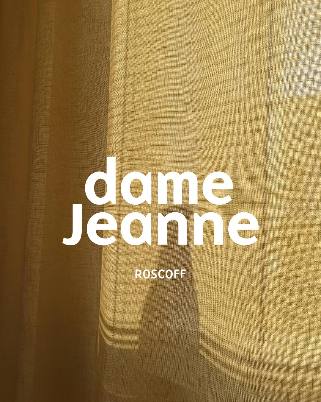 vitrine-dame-jeanne-roscoff-signaletique.jpg