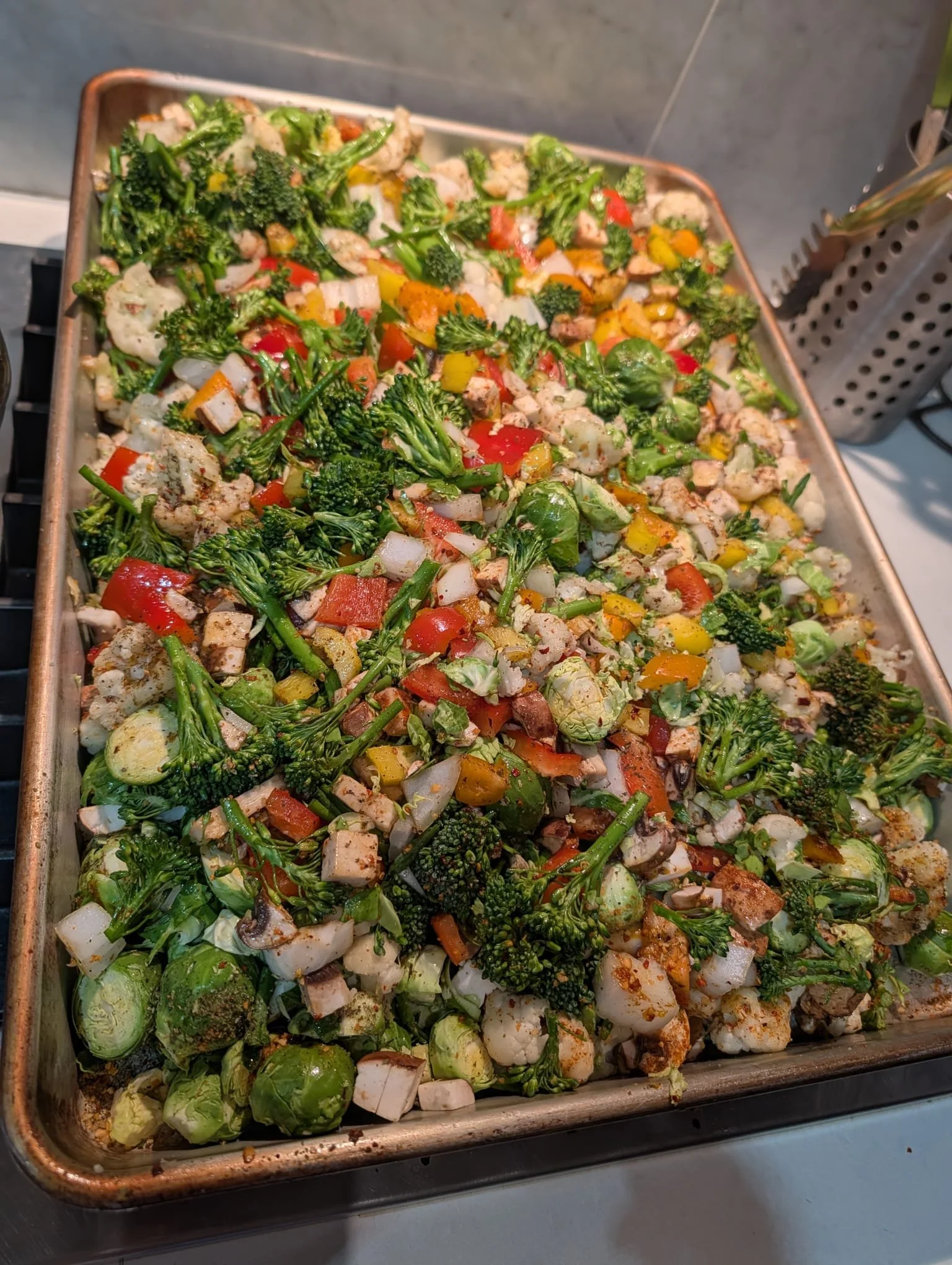 Meal prep made simple! 🥦🍄&zwj;🟫🫑🧅

A giant sheet of veggies seasoned, roasted and ready in the fridge is a game-changer for the week. Toss them into meals, snacks, or salads so you always have something nutritious on hand: perfect for staying on