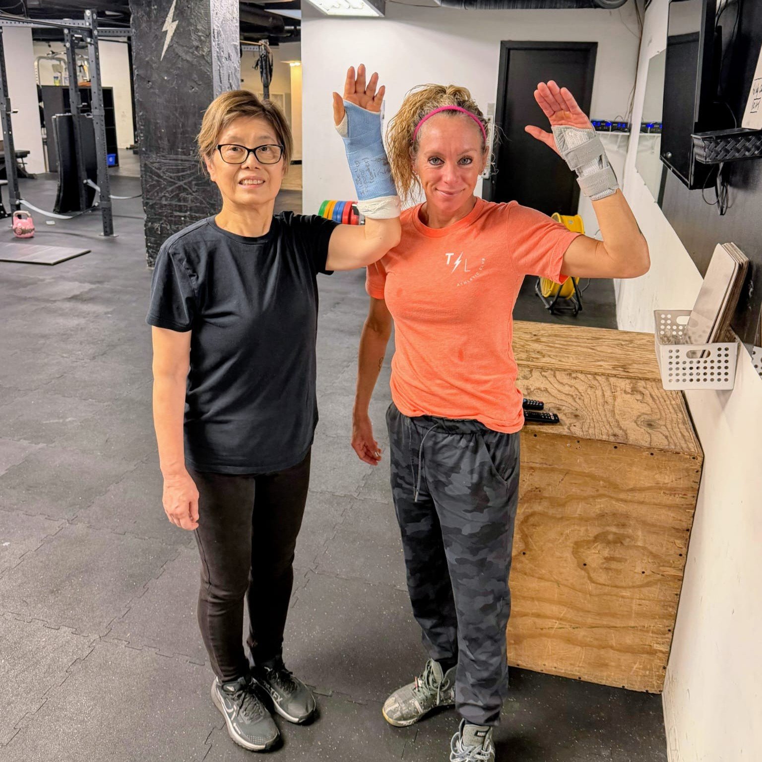 Broken wrists. Zero excuses. 😜

Helena and Teri-Lynn didn&rsquo;t plan on becoming one-armed twins, but here we are... lol 💁&zwj;♀️🦾

What was planned? Still showing up. Still training smart. Still getting stronger.
This is exactly where Personal 