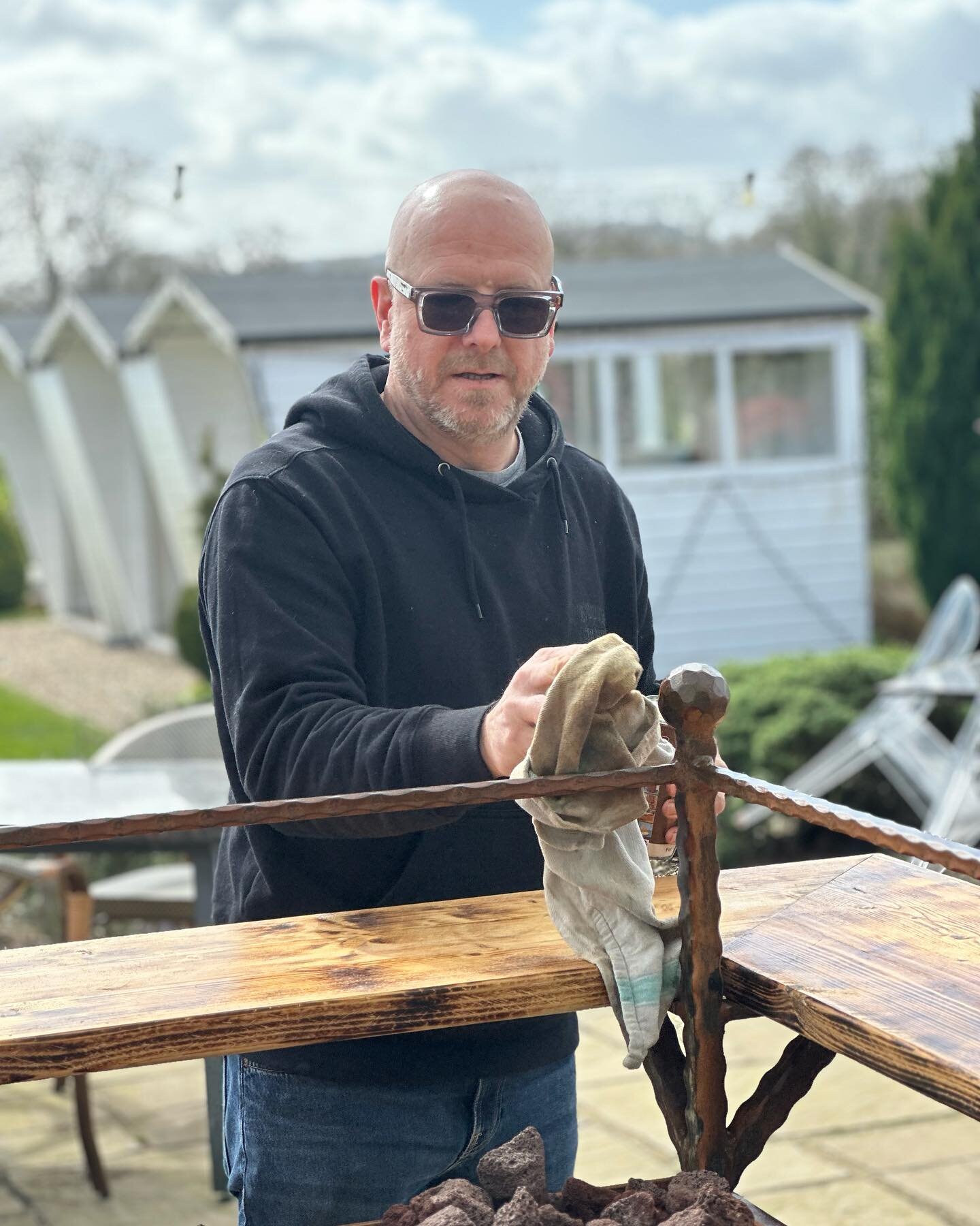 Getting the Fire Pit &ldquo;spring&rdquo; ready 🙌 ☀️ this will be fantastic once the warmer weather and balmy nights are here - seating up to 16 people - perfect for a bite to eat or a drink or two 😉&hearts;️

Team Sweeney x
#springiscoming #suppor
